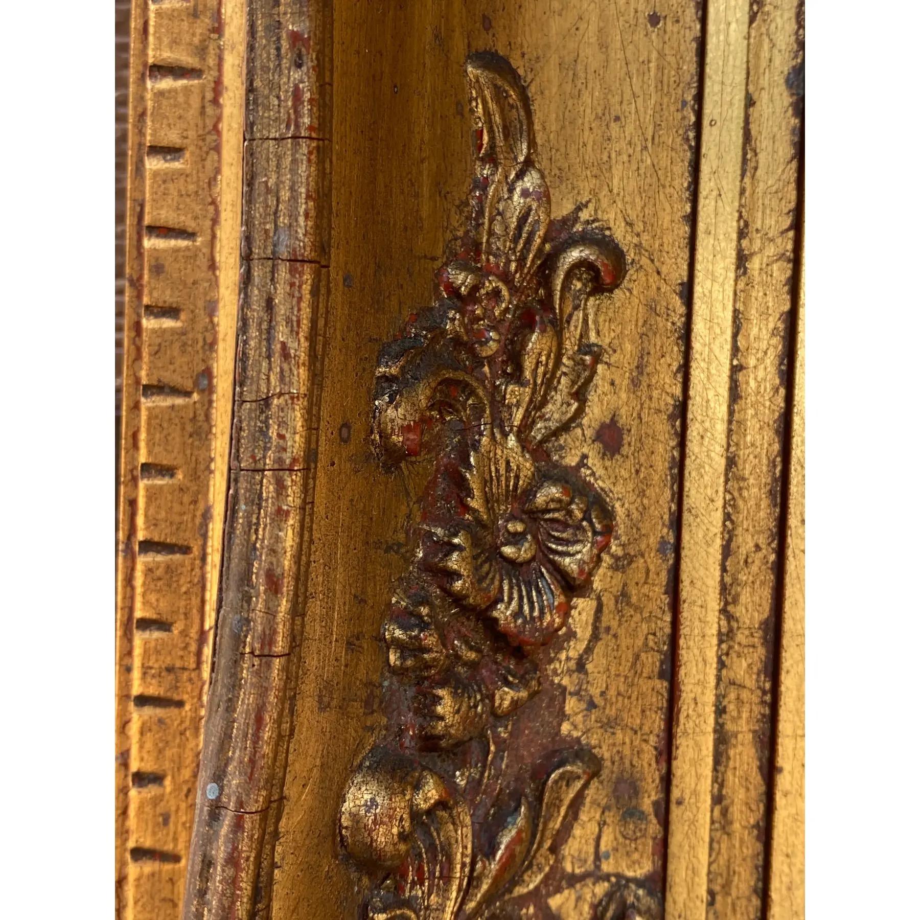 Espejo ornamentado de madera dorada de los años 60 en venta 2