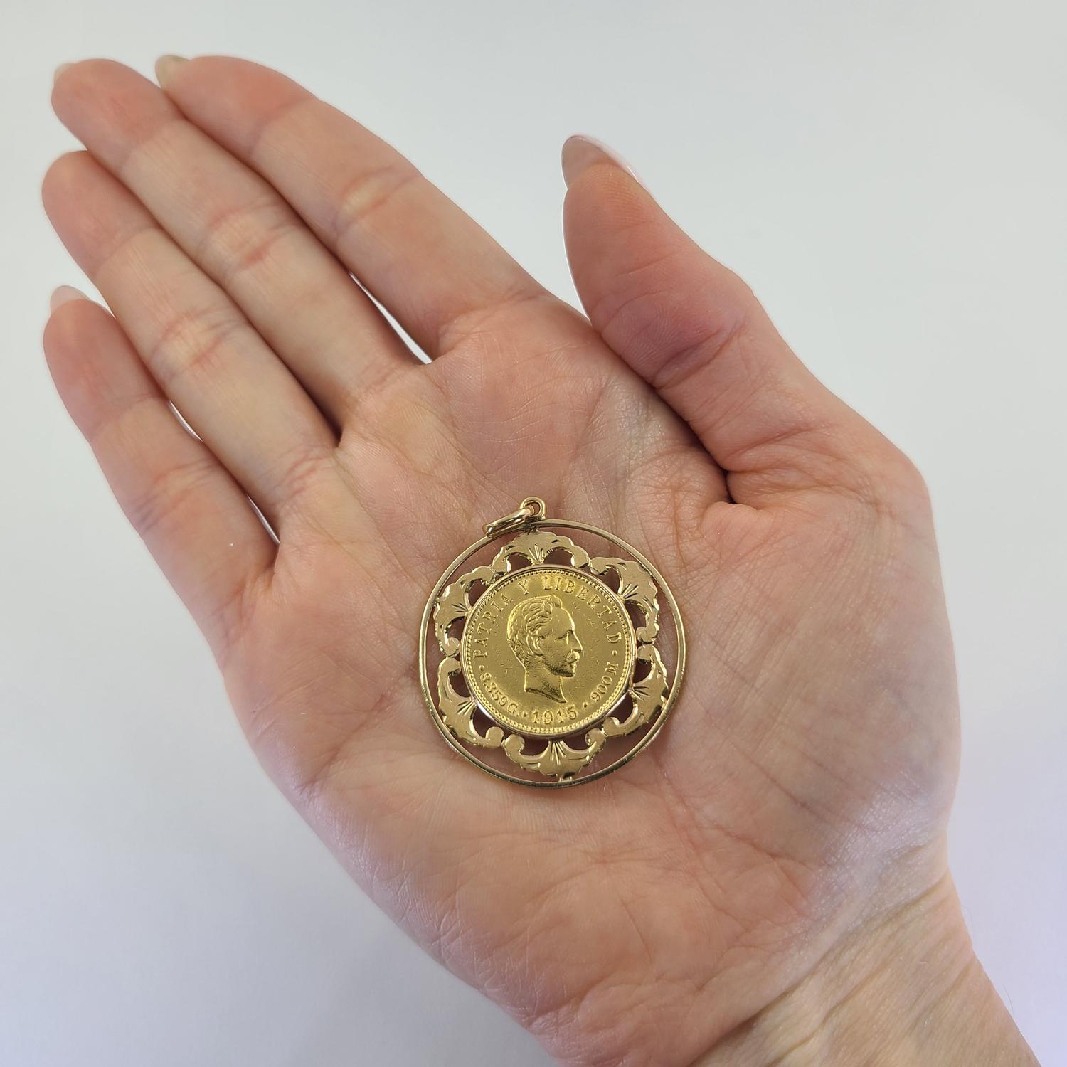 18 Karat Gelbgold Anhänger mit einem 22 Karat Gelbgold Cuban 5 Peso von 1915. 1,75 Zoll lang einschließlich Bale. Das fertige Gewicht beträgt 11,8 Gramm.