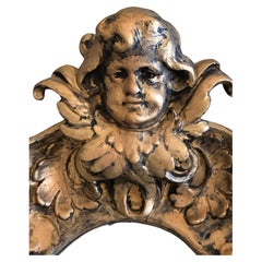 Espejo Dorado Ornamentado de Estilo Gótico con Querubín y Máscaras