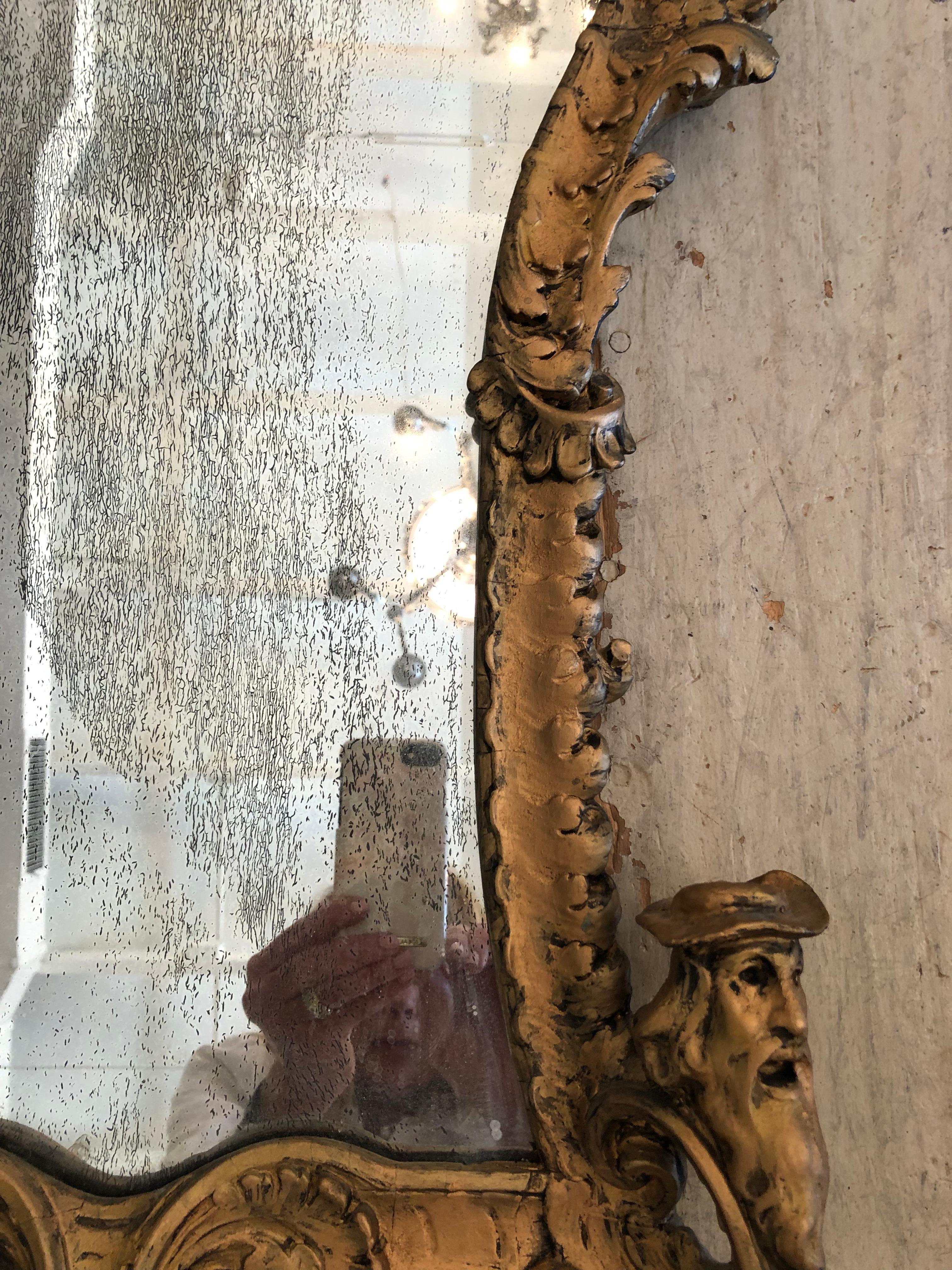Miroir orné de style gothique avec chérubin et masques Bon état - En vente à Hopewell, NJ