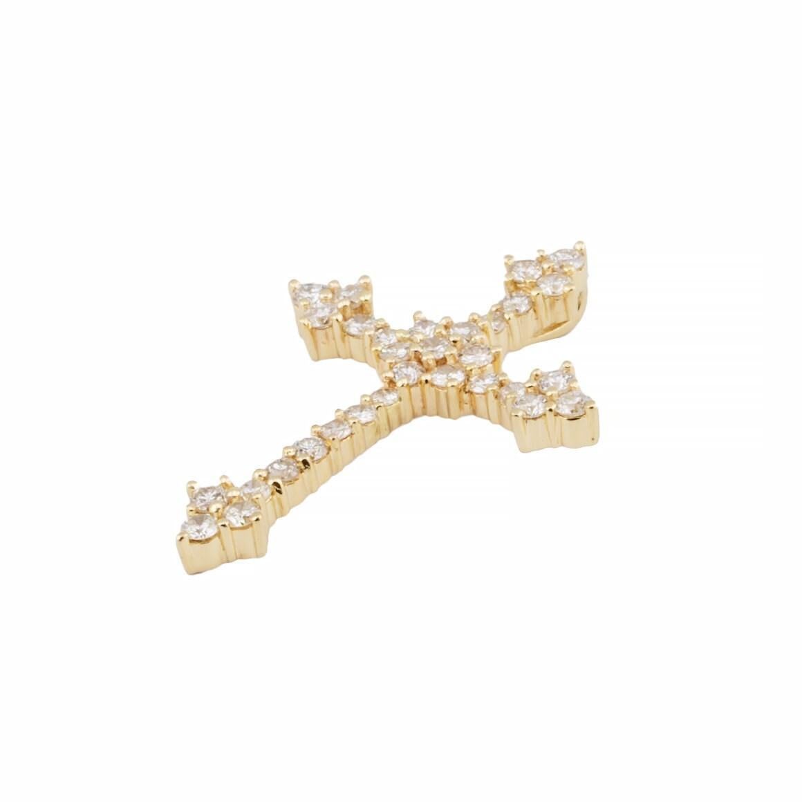 Taille ronde Pendentif croix de style gothique orné de diamants pavés en or 14 carats en vente