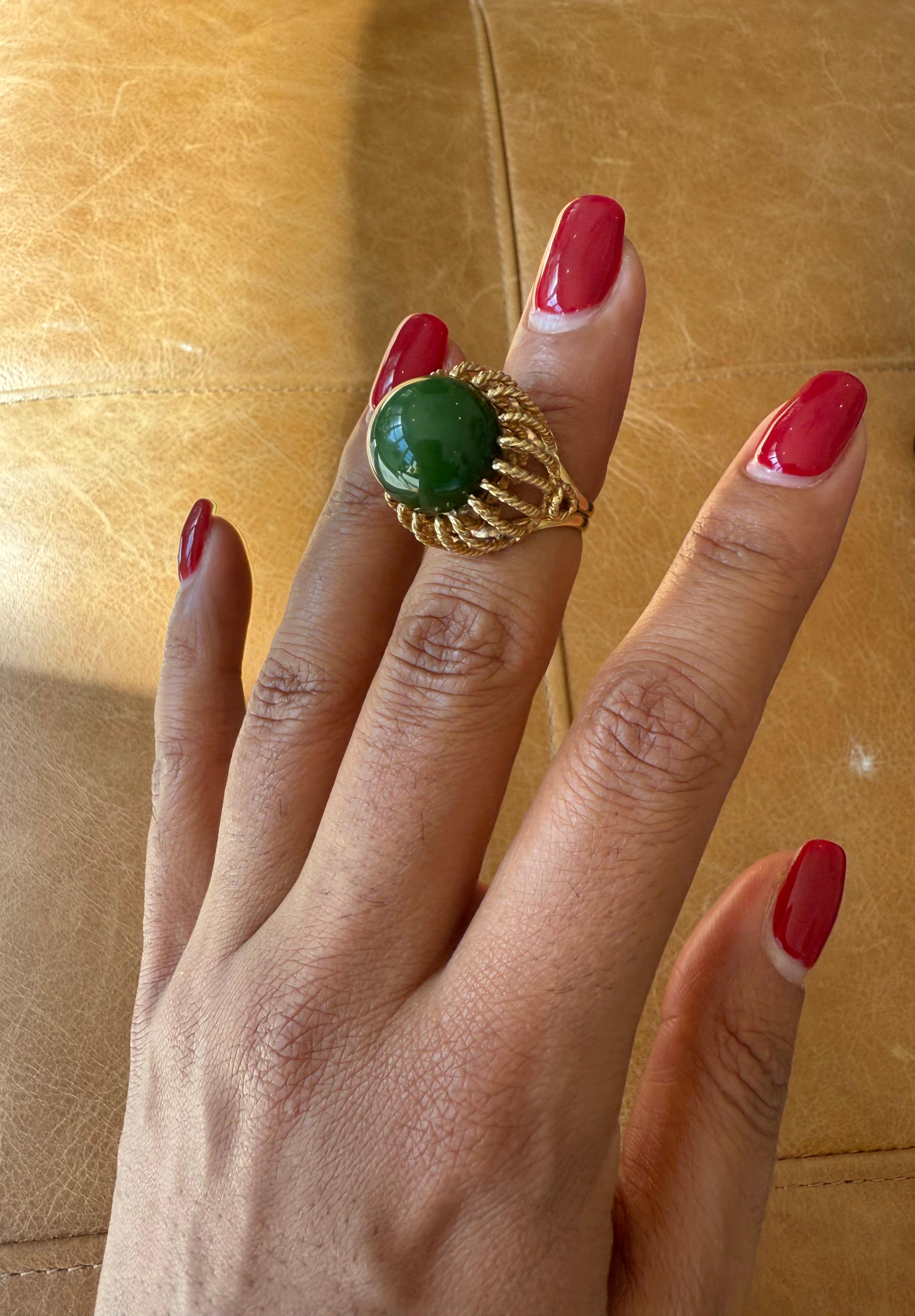 Femenino o masculino Anillo de cóctel de jade verde de los años 60 en oro amarillo de 14 quilates en venta