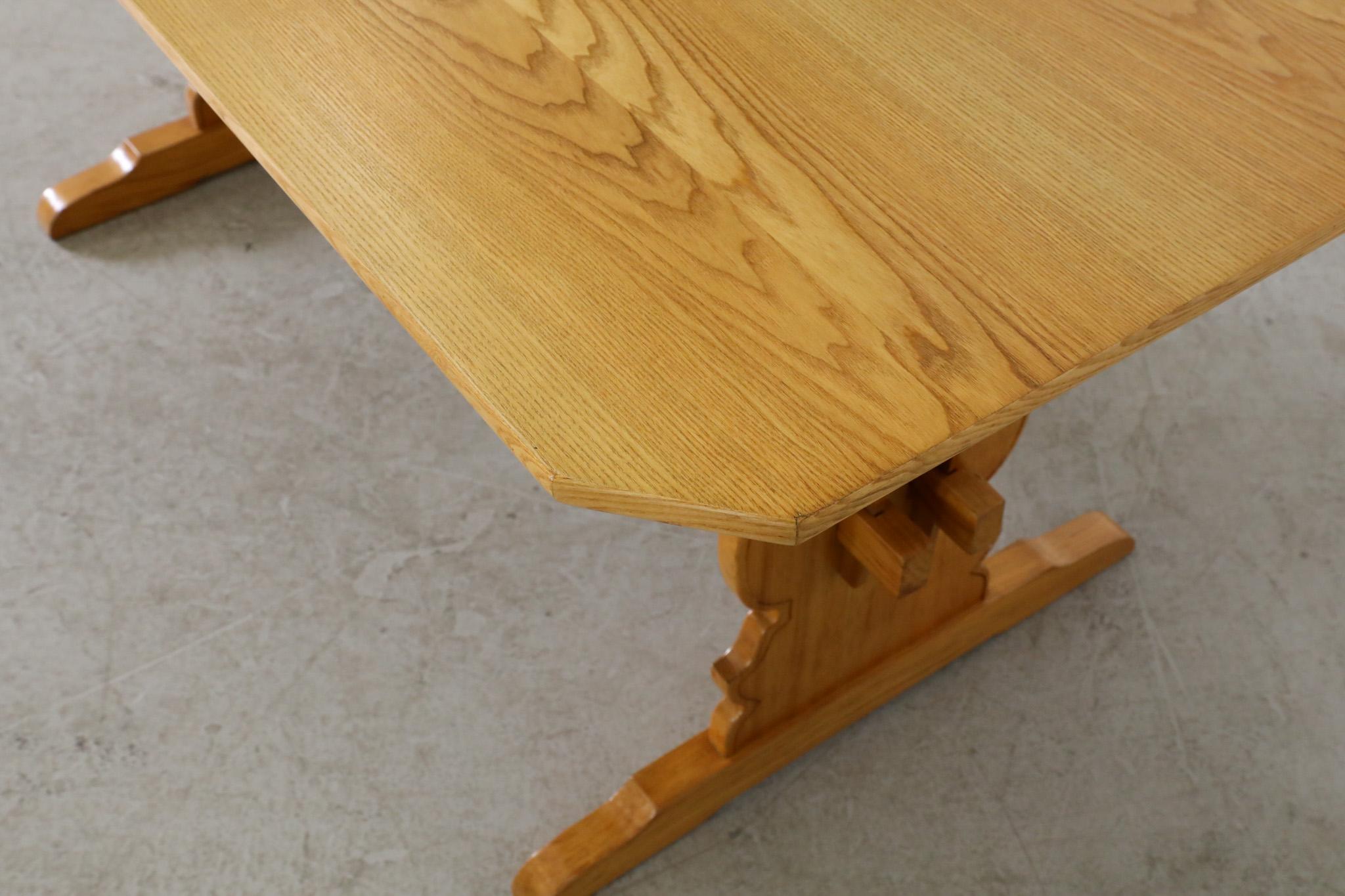 Handgeschnitzter Tisch aus Eiche im brutalistischen Tiroler Stil mit Böckchen (Eichenholz) im Angebot