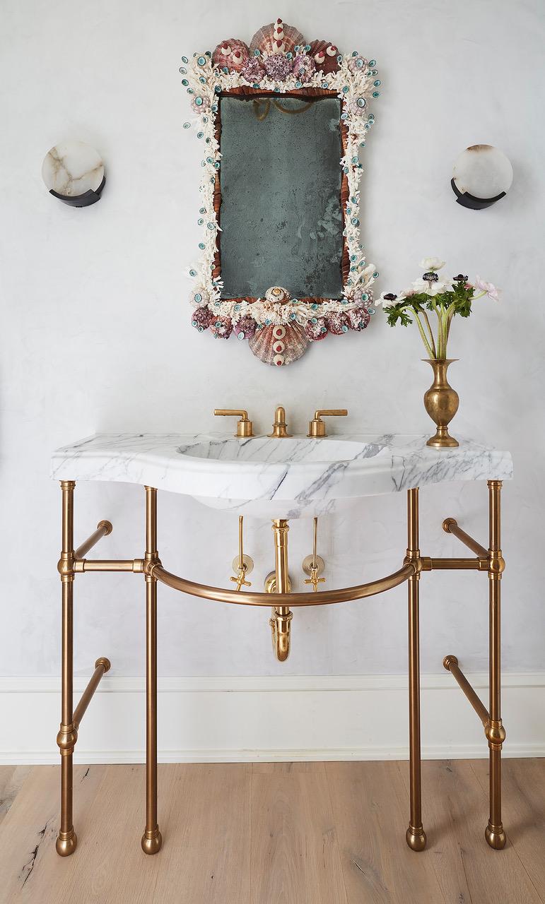 Miroir en coquillage orné, fait à la main, sur un cadre en bois antique par l'Atelier MVM. Le verre du miroir est ancien. Ce miroir personnalisé est composé d'une variété de coquillages et de coraux exquis. 