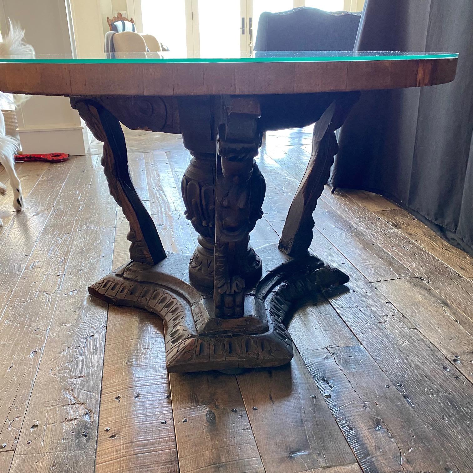 Verzierter italienischer geschnitzter runder Barock-Renaissance-Tisch (Italienisch) im Angebot