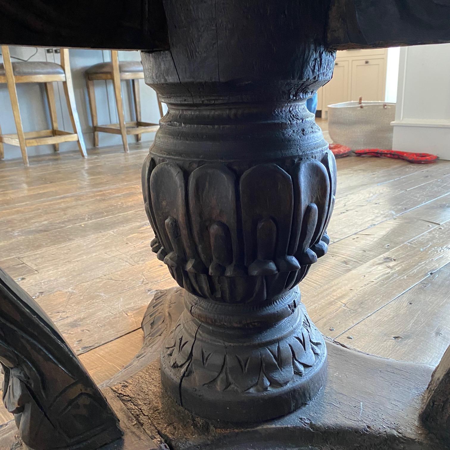 Verzierter italienischer geschnitzter runder Barock-Renaissance-Tisch im Zustand „Gut“ im Angebot in Hopewell, NJ