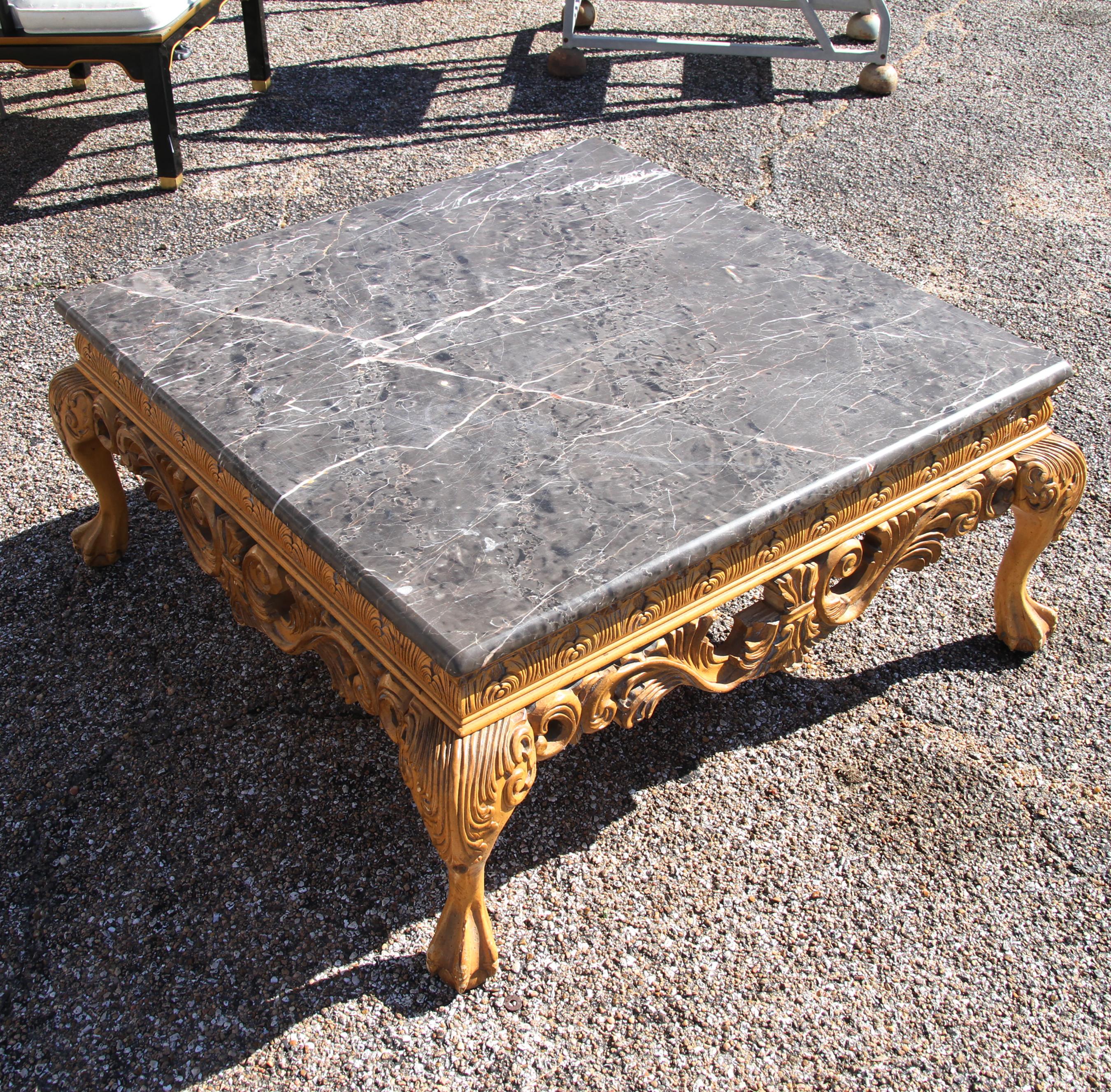 Table basse italienne ornée en marbre sculpté Bon état - En vente à Pasadena, TX