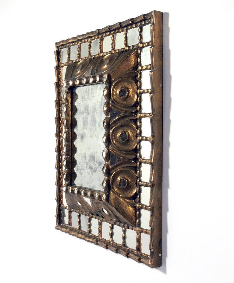 Specchio italiano dorato, Italia, anni '50 circa o precedenti. Mantiene una meravigliosa patina originale di invecchiamento. 