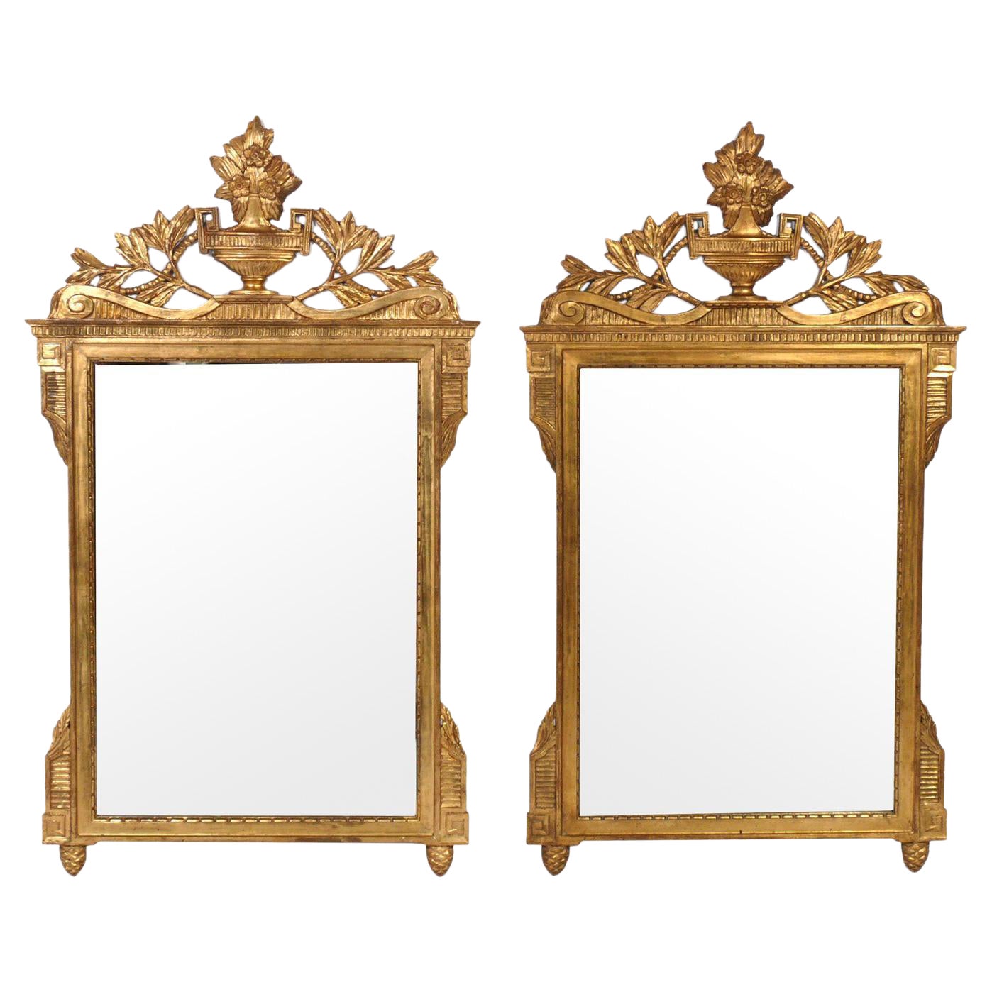Miroirs dorés italiens ornés de l
hôtel Carlyle NYC - Paire disponible