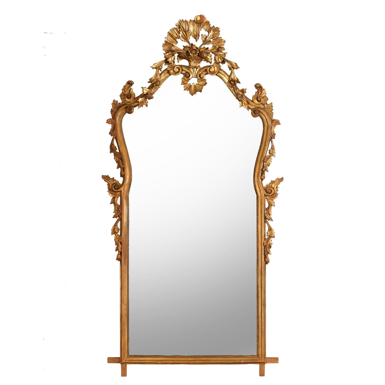 Ornate Italian Giltwood Mirror With Foliate Detail In Good Condition For Sale In Locust Valley, NY