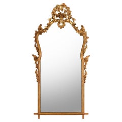 Miroir italien orné en bois doré avec détails feuillagés