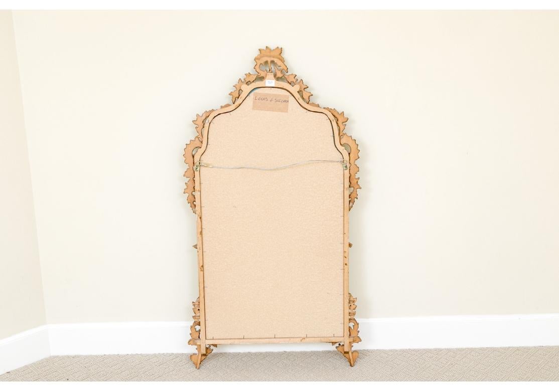 Espejo italiano ornamentado de madera dorada Louis J. Solomon en venta 2