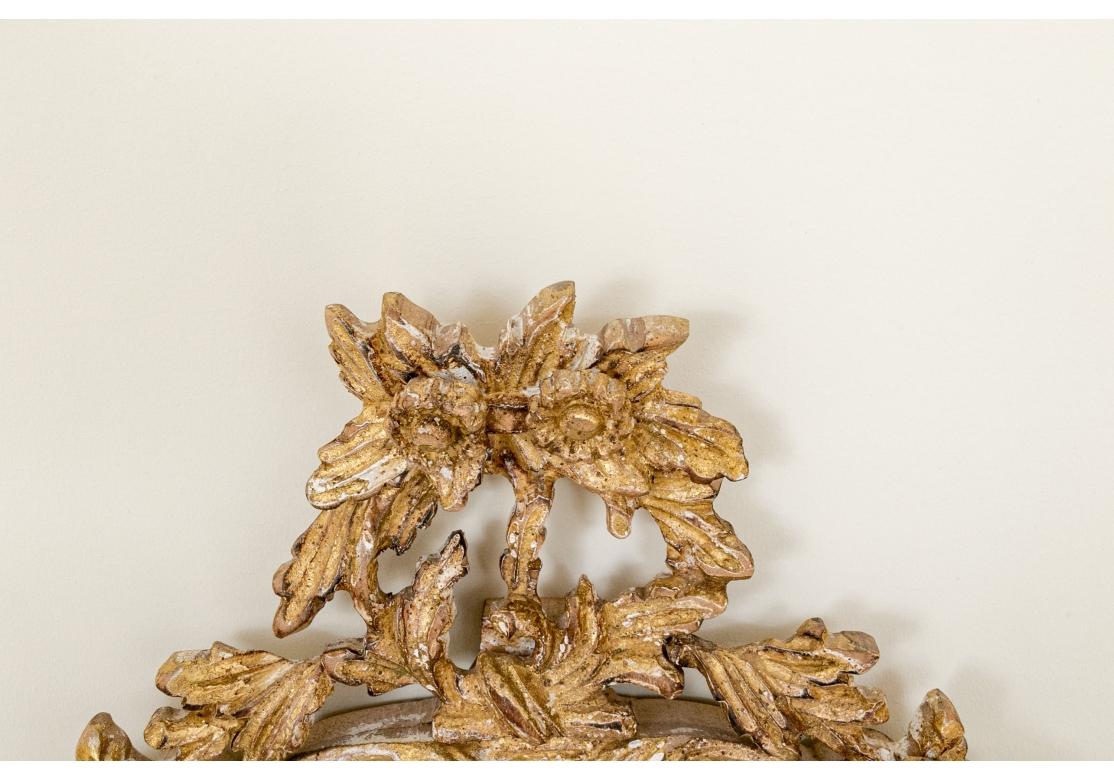 Espejo italiano ornamentado de madera dorada Louis J. Solomon en venta 4
