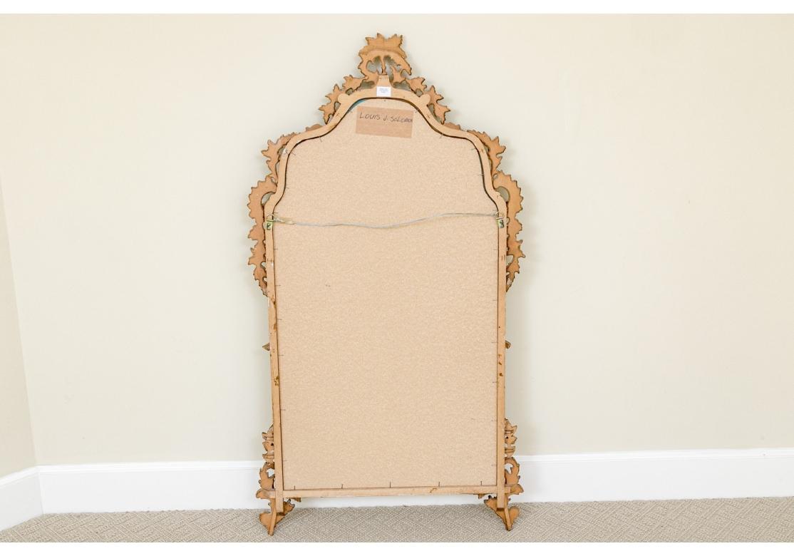 Espejo italiano ornamentado de madera dorada Louis J. Solomon en venta 5