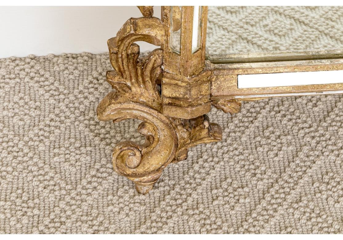 Espejo italiano ornamentado de madera dorada Louis J. Solomon Rococó en venta