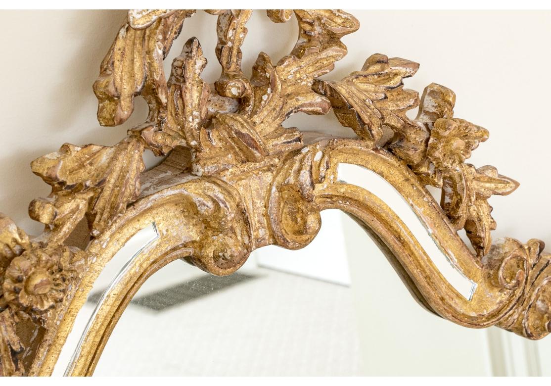 Espejo italiano ornamentado de madera dorada Louis J. Solomon Italiano en venta