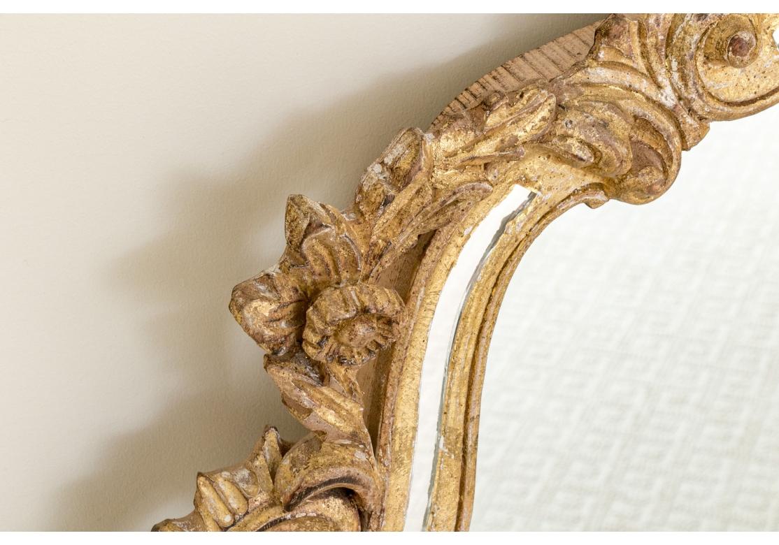 Espejo italiano ornamentado de madera dorada Louis J. Solomon Tallado en venta