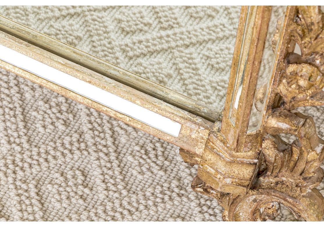Espejo italiano ornamentado de madera dorada Louis J. Solomon siglo XX en venta