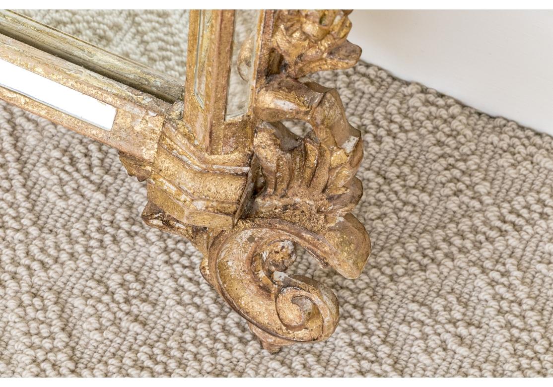 Espejo italiano ornamentado de madera dorada Louis J. Solomon Madera dorada en venta