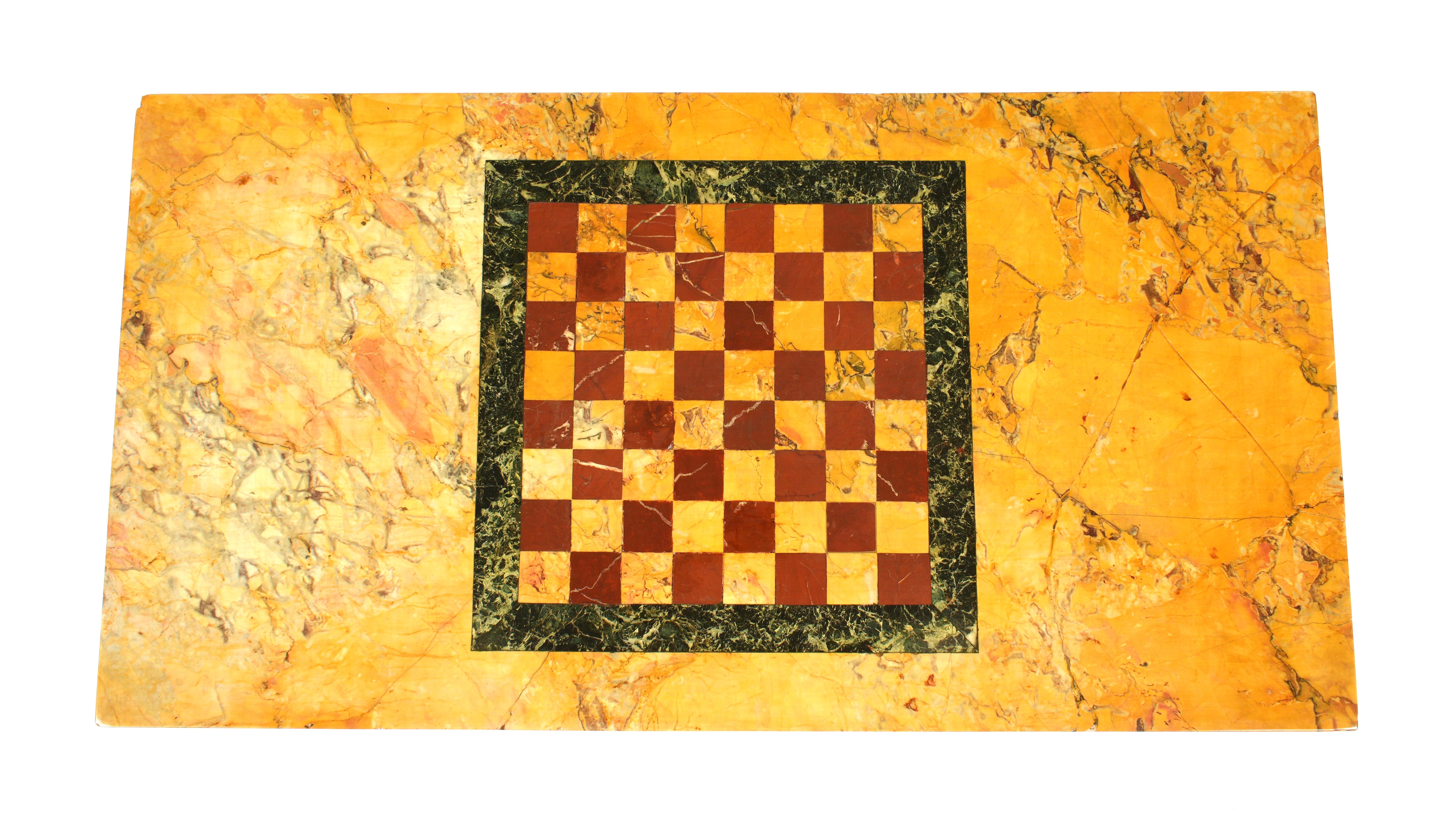 Mesa de juego ornamentada con tapa de mármol italiano Pietra DURA. Mesa rectangular con tablero de mármol de Siena y tablero de ajedrez con incrustaciones de pietra dura. Delantal de madera tallada con roleos foliados sobre soporte central tallado y