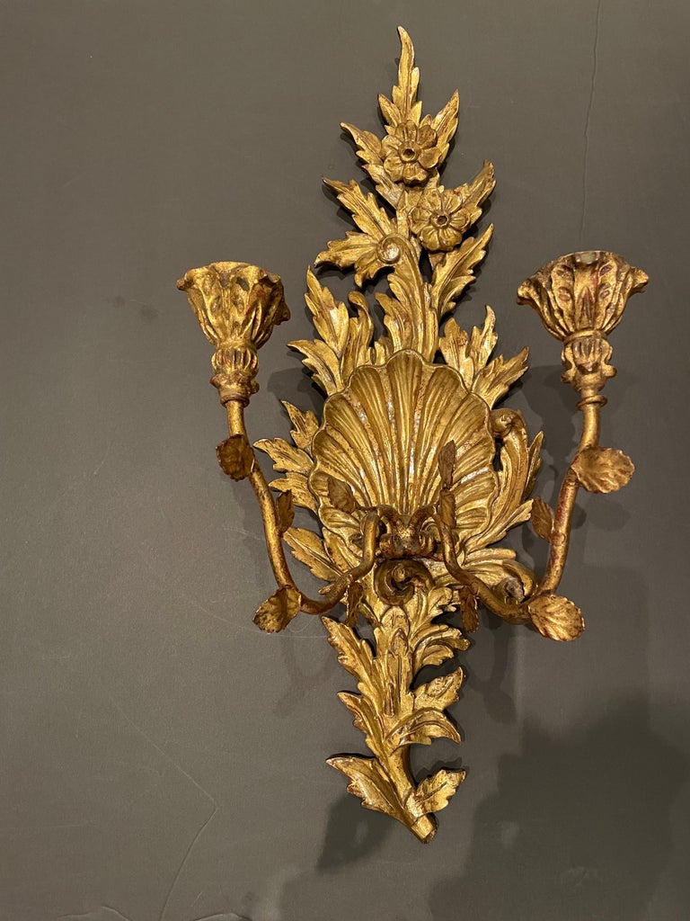 Candelabros ornamentados de madera dorada de estilo rococó italiano en  venta en 1stDibs