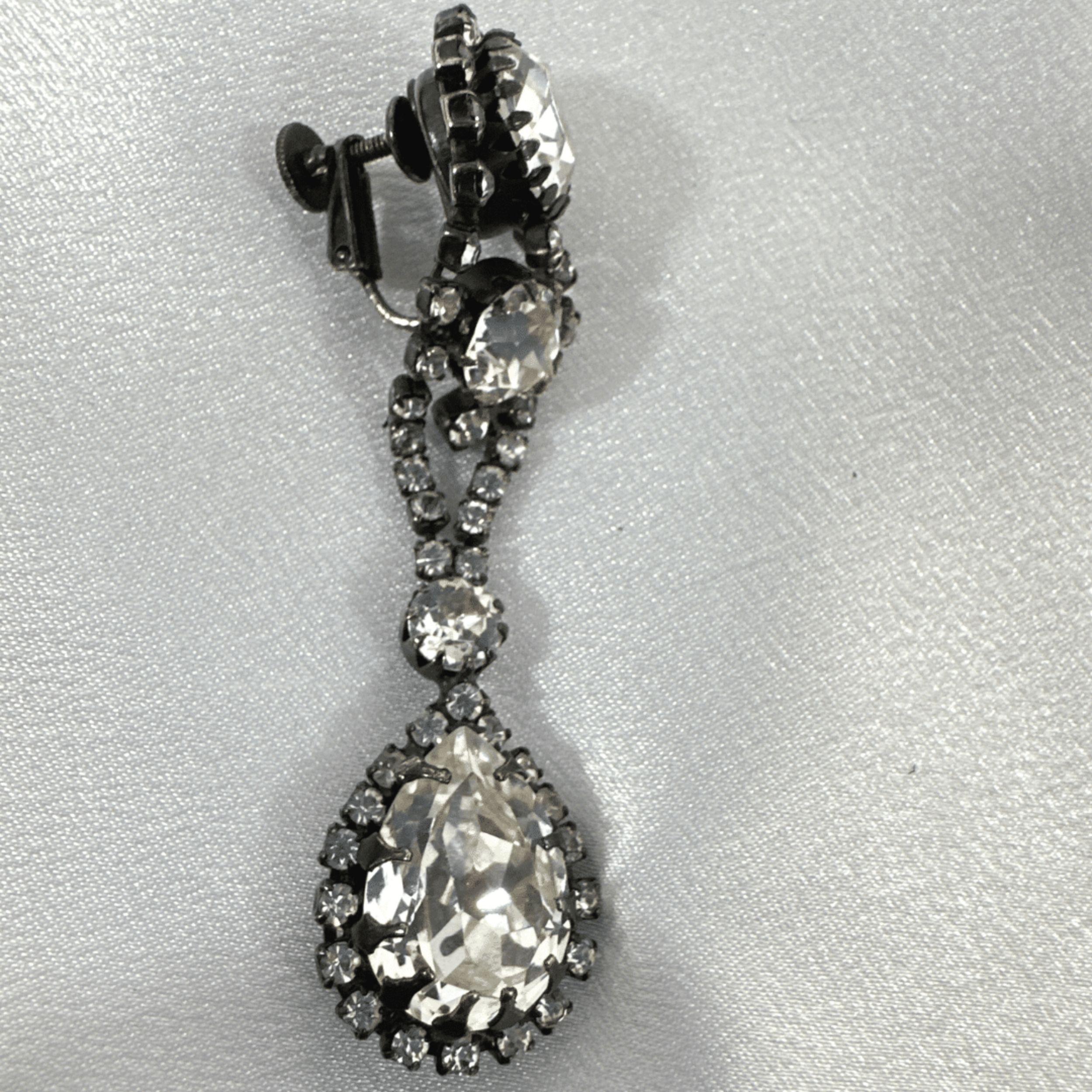 Boucles d'oreilles pendantes en japanné orné de pierres précieuses transparentes. Excellent état - En vente à Jacksonville, FL