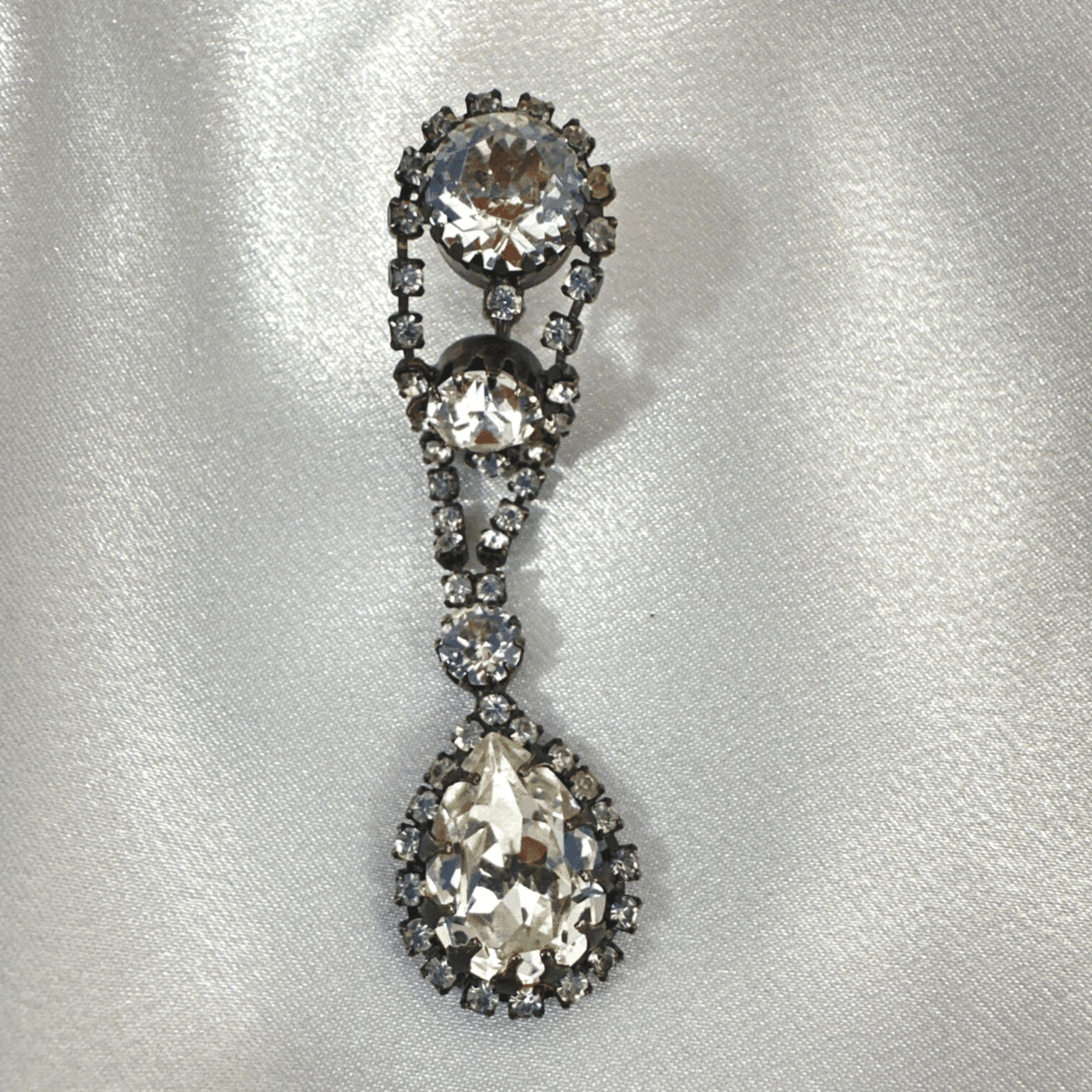 Boucles d'oreilles pendantes en japanné orné de pierres précieuses transparentes. Pour femmes en vente