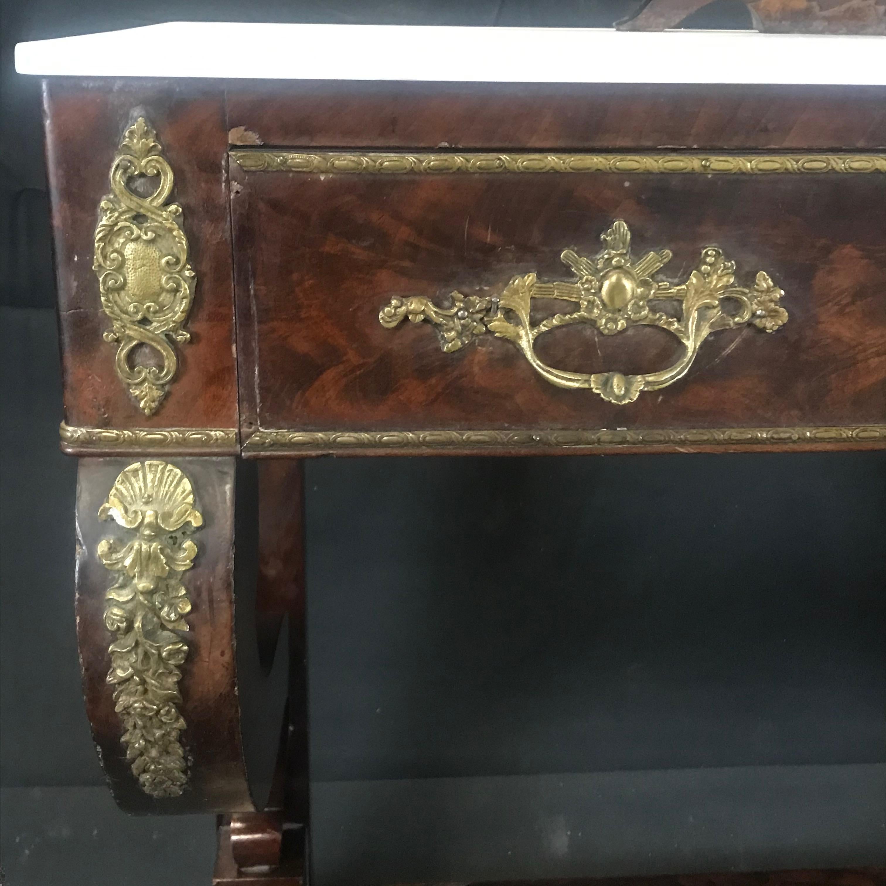 XIXe siècle Coiffeuse Empire en acajou Charles X ornée et richement décorée