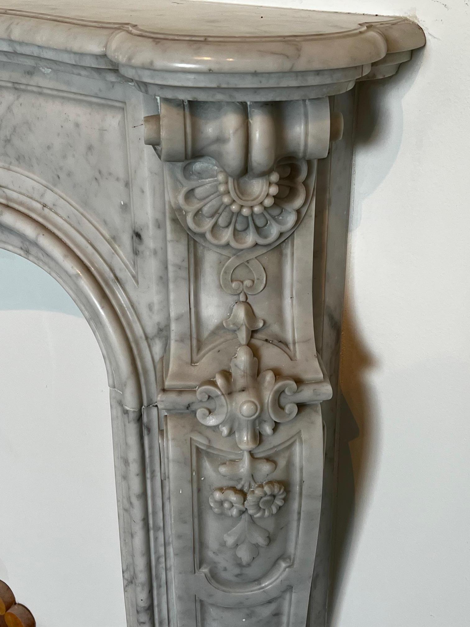 Verzierter Kamin im Louis-XV-Stil, handgeschnitzt aus Carrara-Marmor  (Louis XV.) im Angebot