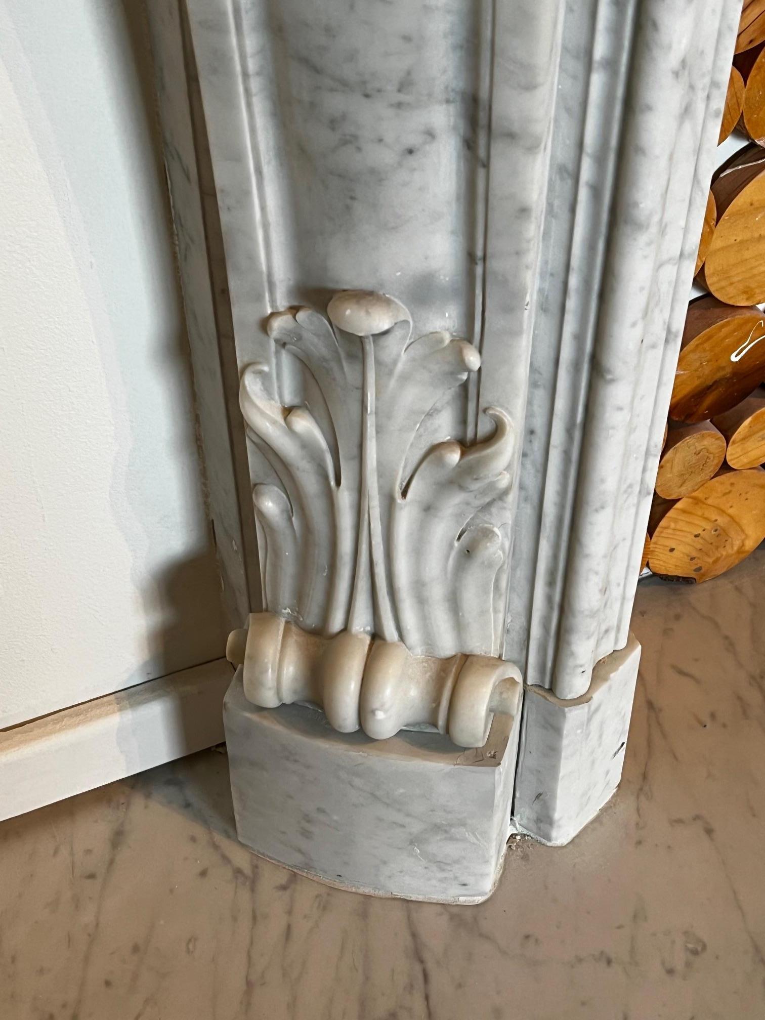 Verzierter Kamin im Louis-XV-Stil, handgeschnitzt aus Carrara-Marmor  (Geschnitzt) im Angebot