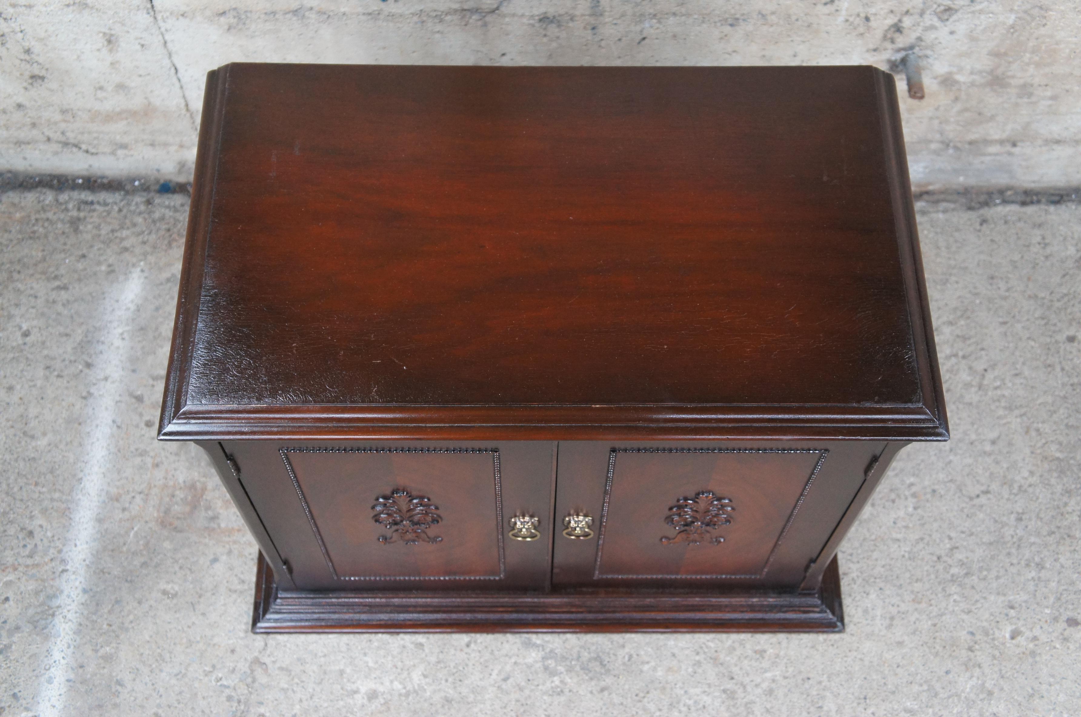 Console à 2 portes en noyer Ornate Mid Century Record Music Cabinet Side Table Chest Bon état - En vente à Dayton, OH