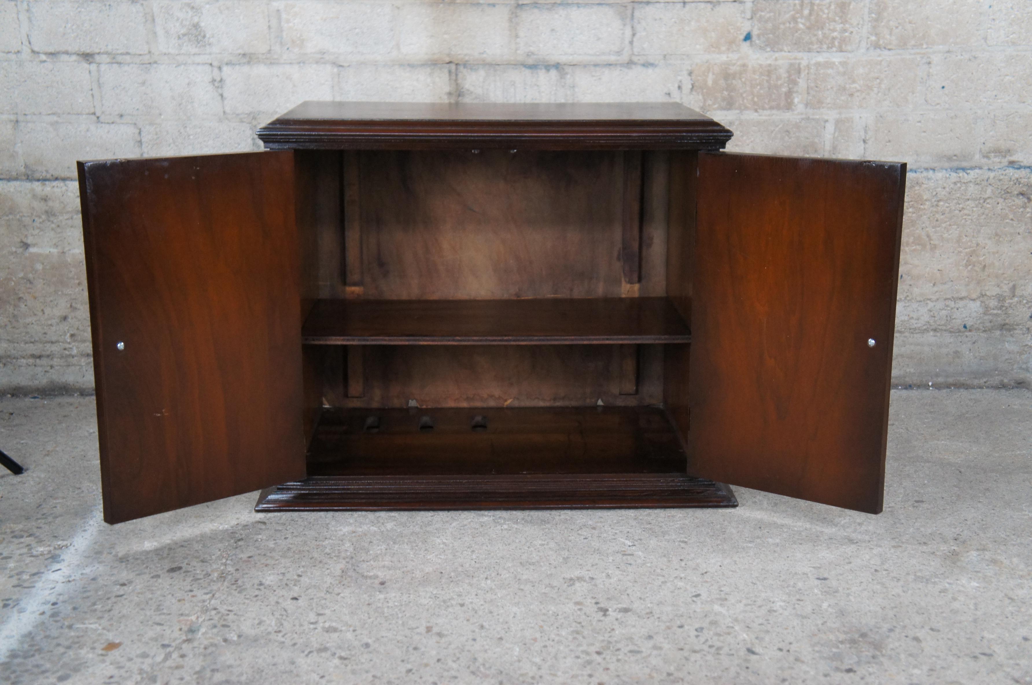 Ornate Mid Century Walnut 2 Door Console Record Music Cabinet Side Table Chest In Good Condition For Sale In Dayton, OH