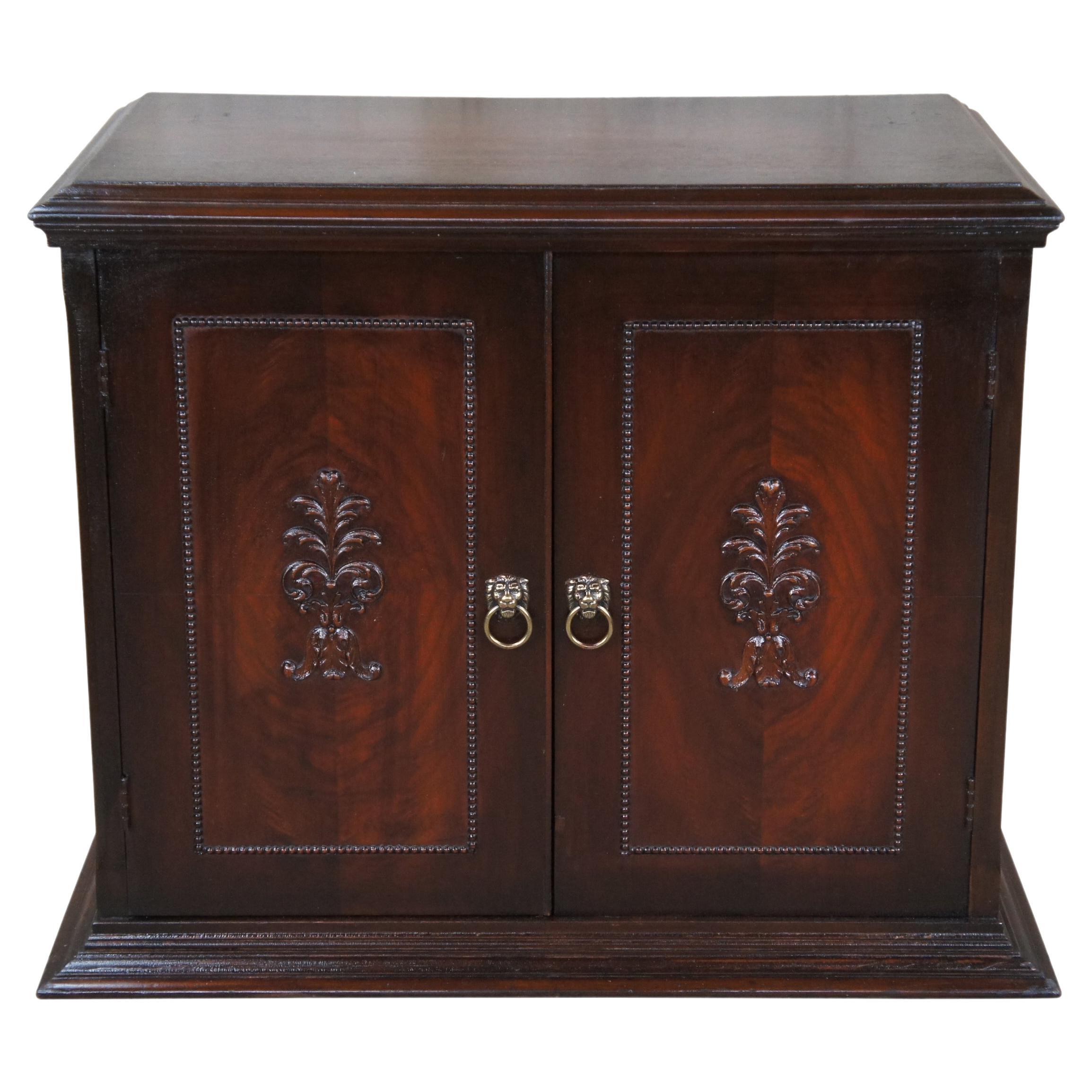 Console à 2 portes en noyer Ornate Mid Century Record Music Cabinet Side Table Chest en vente