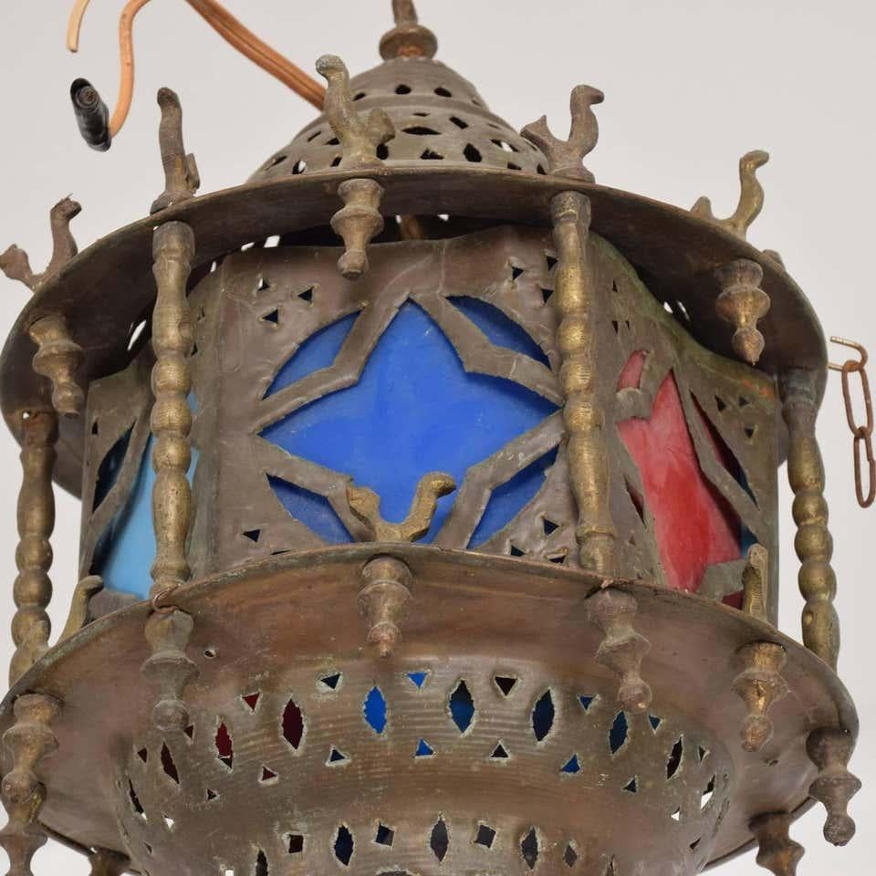 Charming vintage antique Petite Moroccan brass lantern multicolored plexiglass adorned with roosters.
Festive colors red green and blue plexiglass of Moorish light
Dimensions: Height 15 in. x 9 in. diameter
Distressed. Sold as is. Missing one