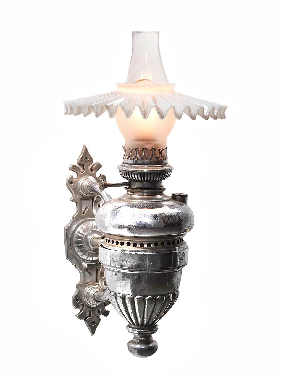 Cette lampe nickelée très ornée est signée et datée... Belgian Lamp Co. 1884. I+I a l'air d'une applique de voiture Pullman de chemin de fer, mais on ne peut pas en être sûr. Il s'agit sans doute de l'exemplaire le plus luxueux que nous ayons