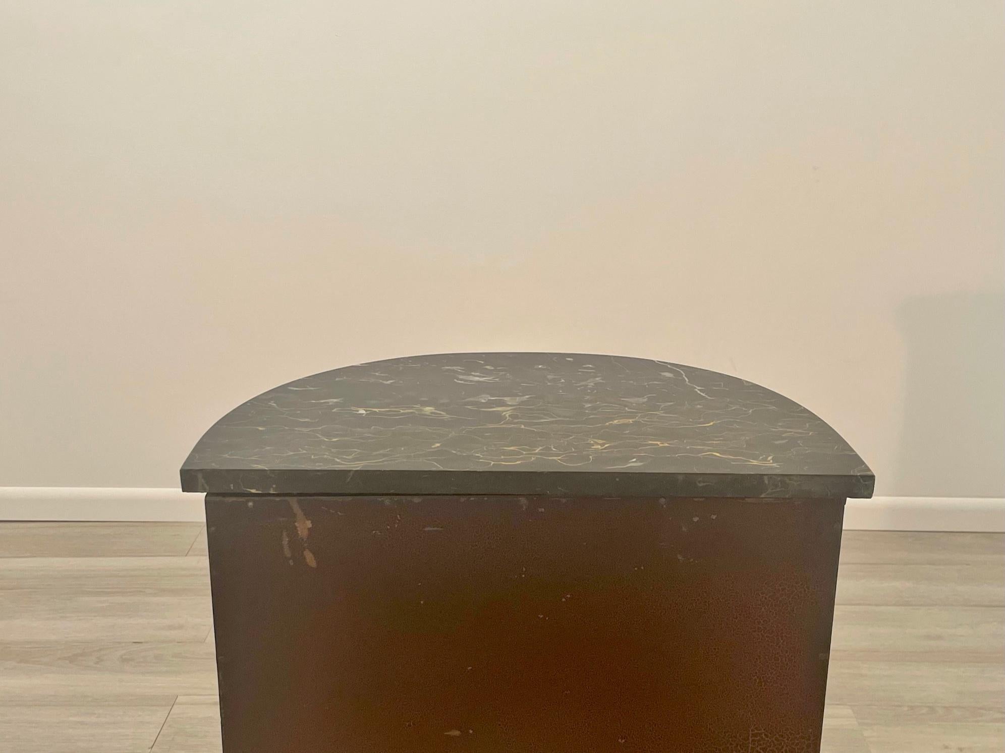 Verschnörkelter Oscar Bach Bronze verzierter eintüriger Schrank mit Marmorplatte im Angebot 7