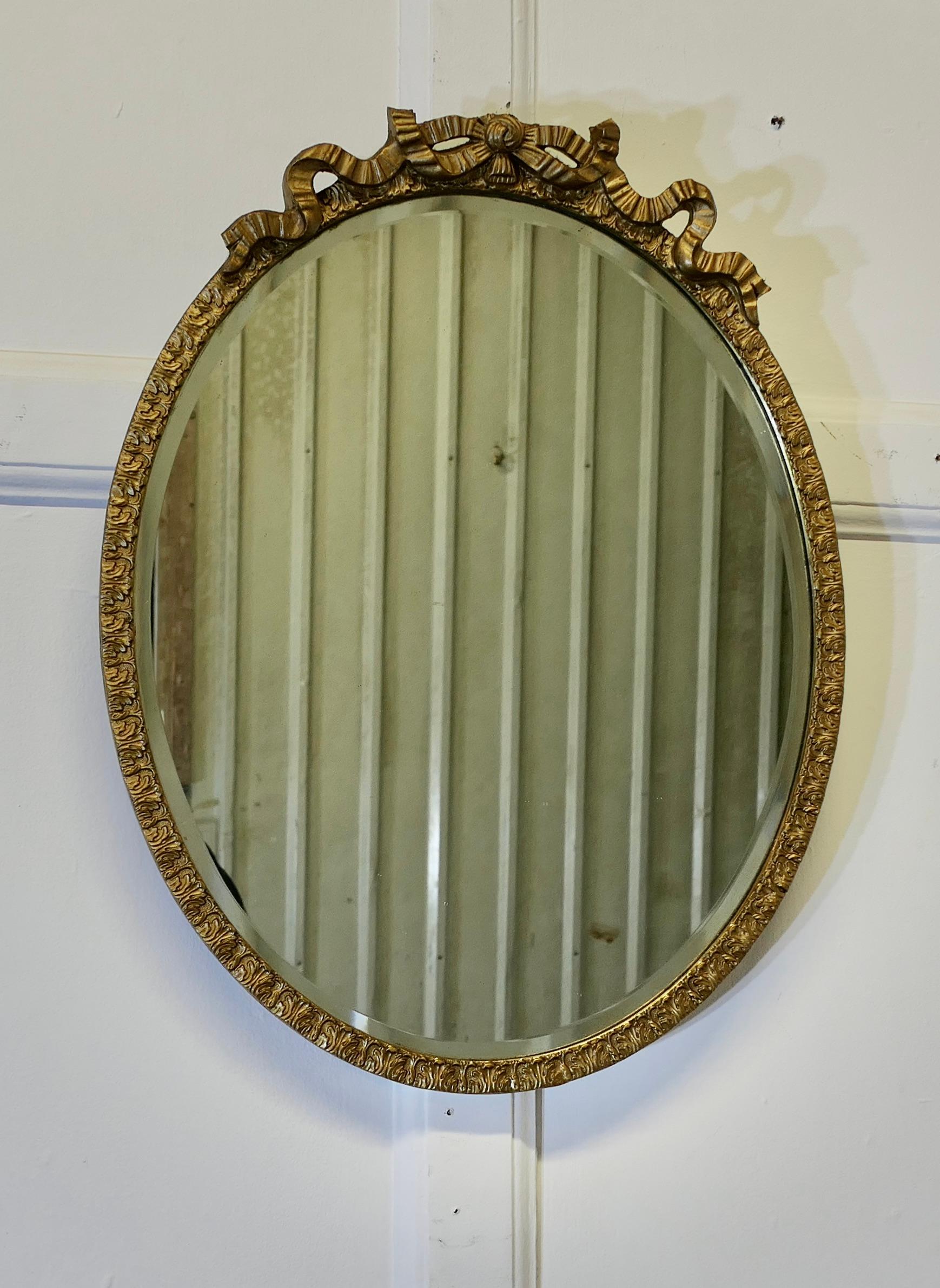  Specchio da parete ovale dorato ornato

Lo specchio è ovale, ha una cornice dorata da 1 pollice con un'apertura di 1 pollice.  una decorazione a nastro nella parte superiore e uno specchio in vetro smussato  
Il vetro dello specchio è originale e