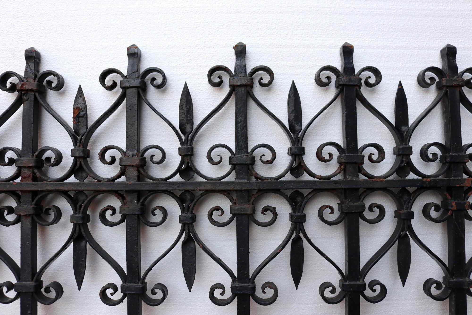 Ornate Pair of Driveway Gates in Wrought Iron 318 cm (10’4″) In Fair Condition For Sale In Wormelow, Herefordshire