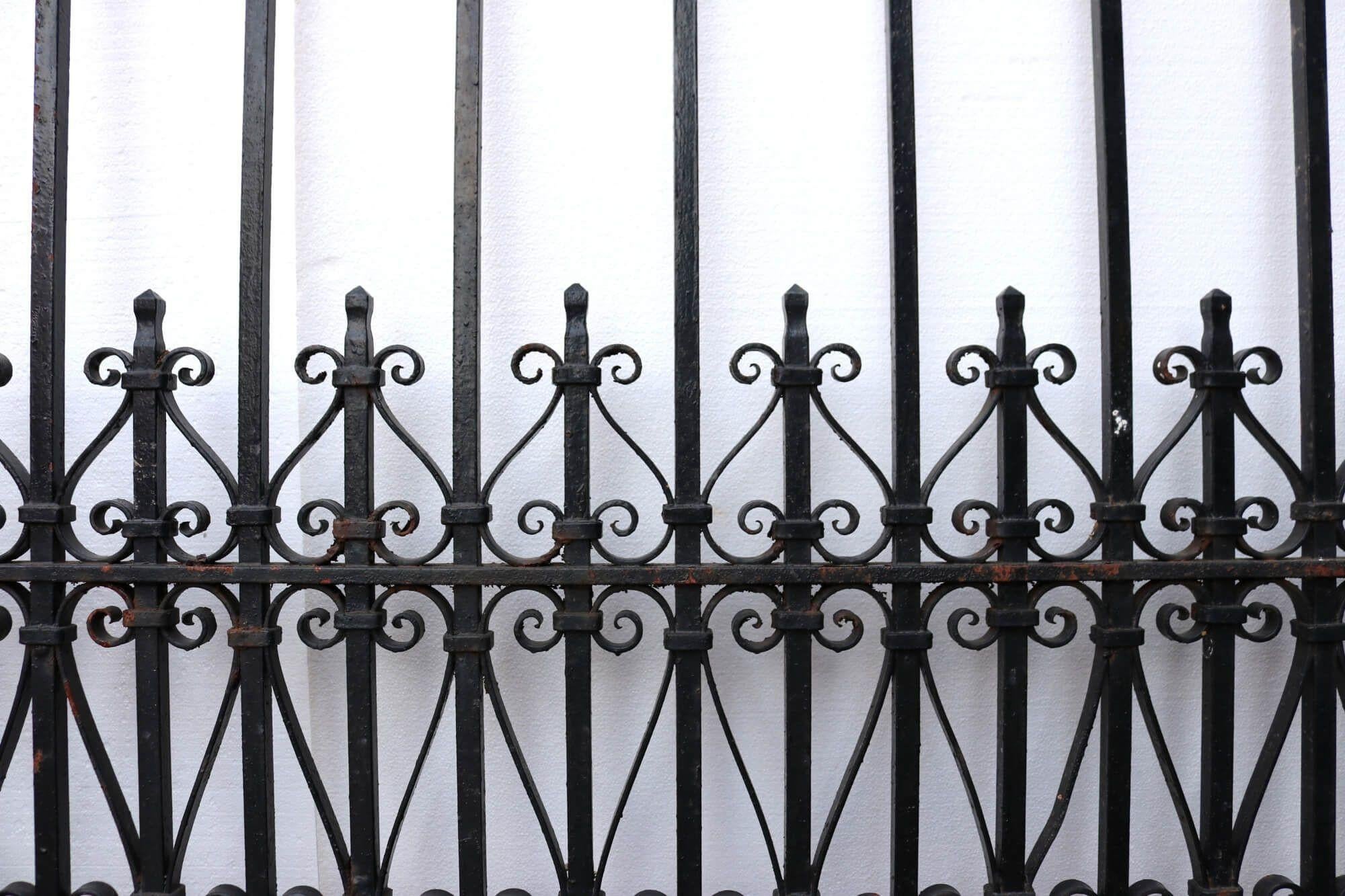 Ornate Pair of Driveway Gates in Wrought Iron 318 cm (10’4″) In Fair Condition For Sale In Wormelow, Herefordshire