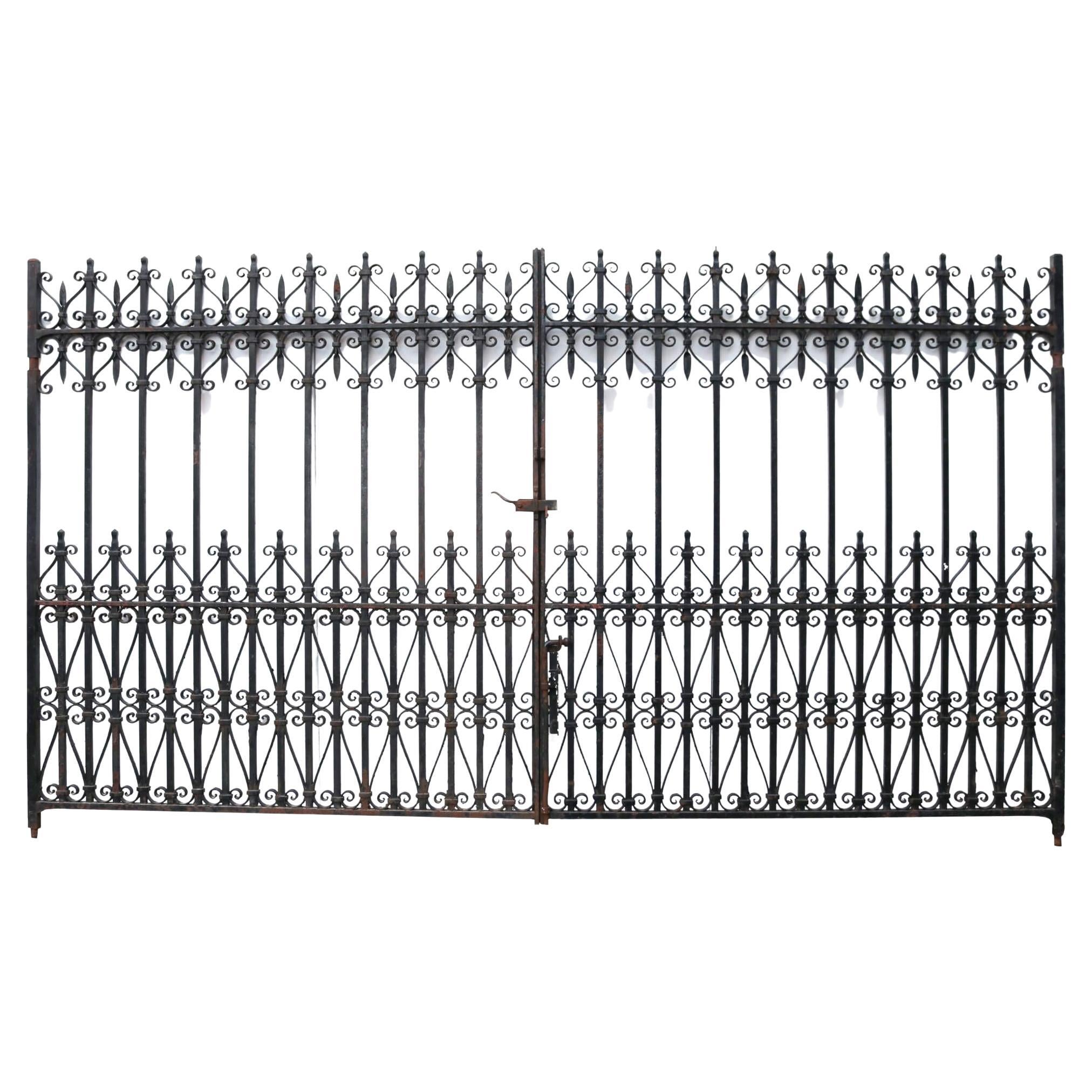 Coppia di cancelli ornamentali in ferro battuto 318 cm (10'4″)