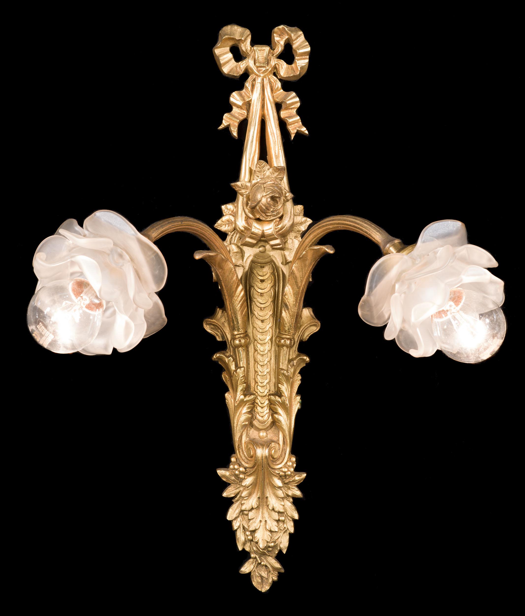 Ornate Pair of French Gilt Brass Floral Wall Lights In Good Condition For Sale In London, GB