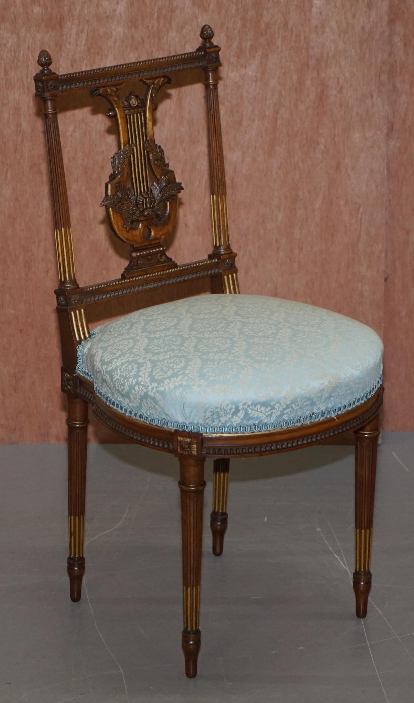 Paire de chaises d'appoint en bois doré sculpté à la main Phoenix Harp en vente 3