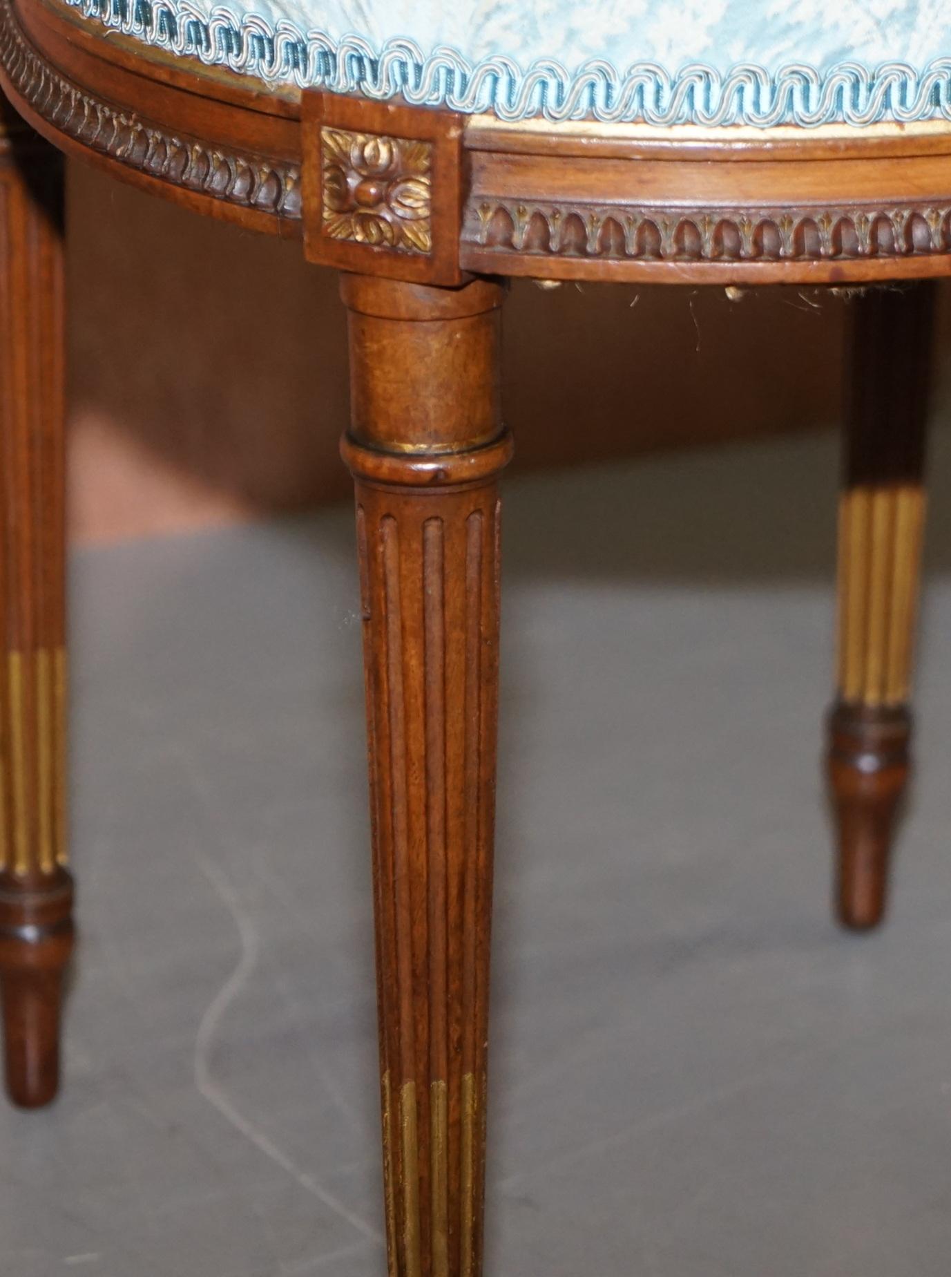 Verziertes Paar bedeutender handgeschnitzter Beistellstühle aus vergoldetem Holz mit Phoenix Harp im Angebot 8