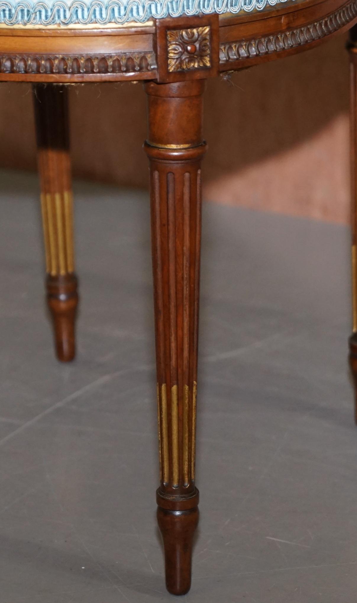 Verziertes Paar bedeutender handgeschnitzter Beistellstühle aus vergoldetem Holz mit Phoenix Harp im Angebot 10