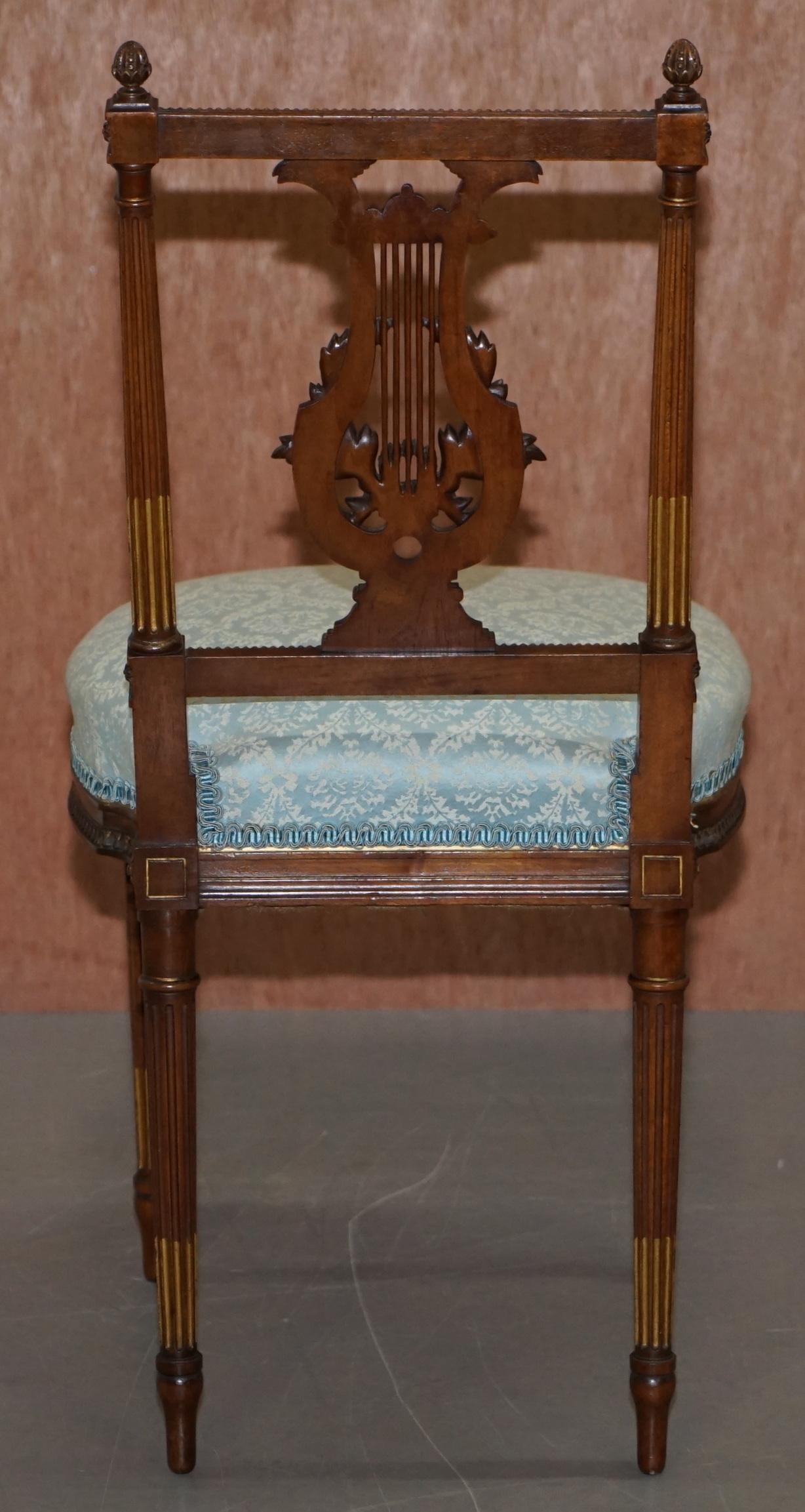 Paire de chaises d'appoint en bois doré sculpté à la main Phoenix Harp en vente 11