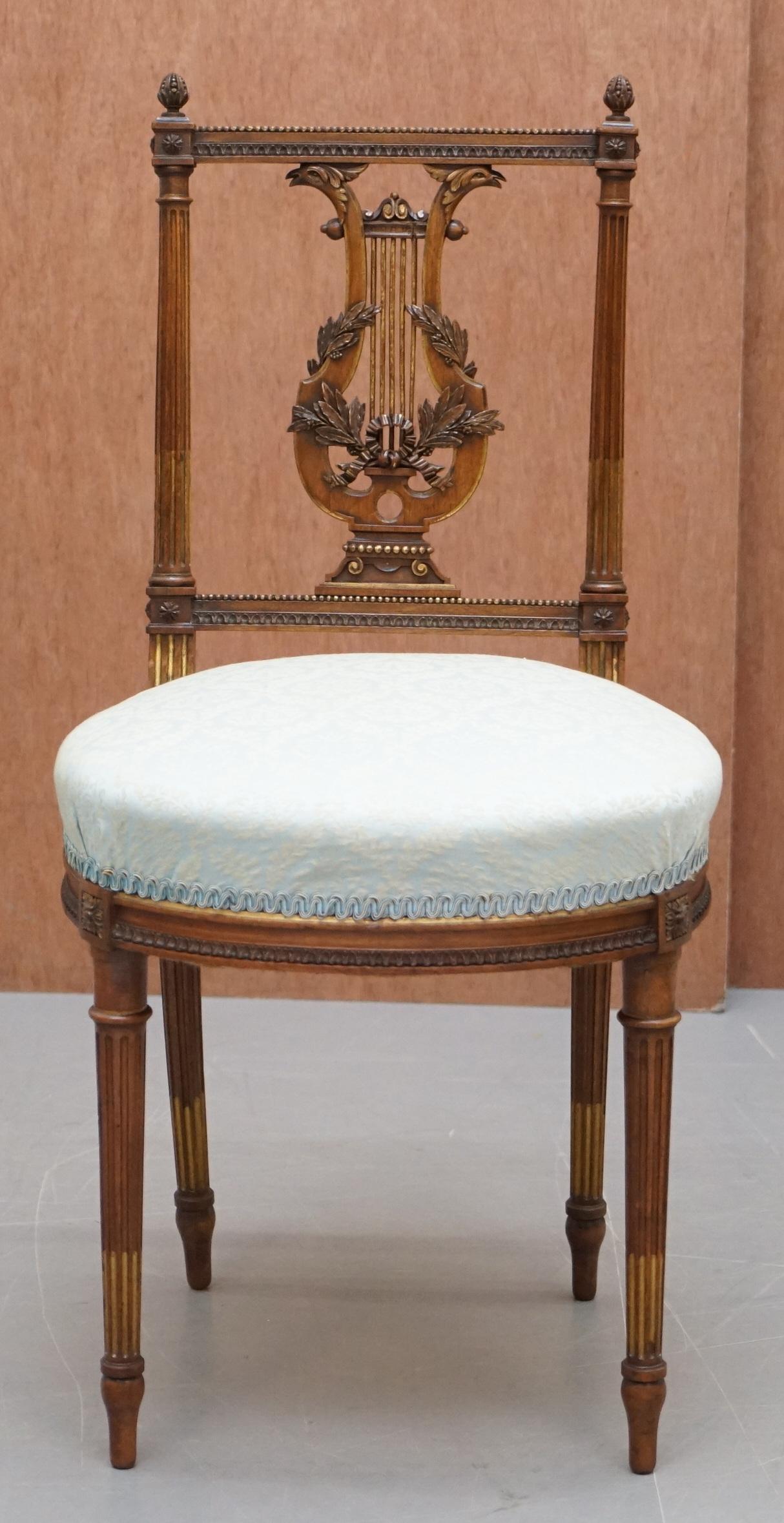 Verziertes Paar bedeutender handgeschnitzter Beistellstühle aus vergoldetem Holz mit Phoenix Harp (Viktorianisch) im Angebot