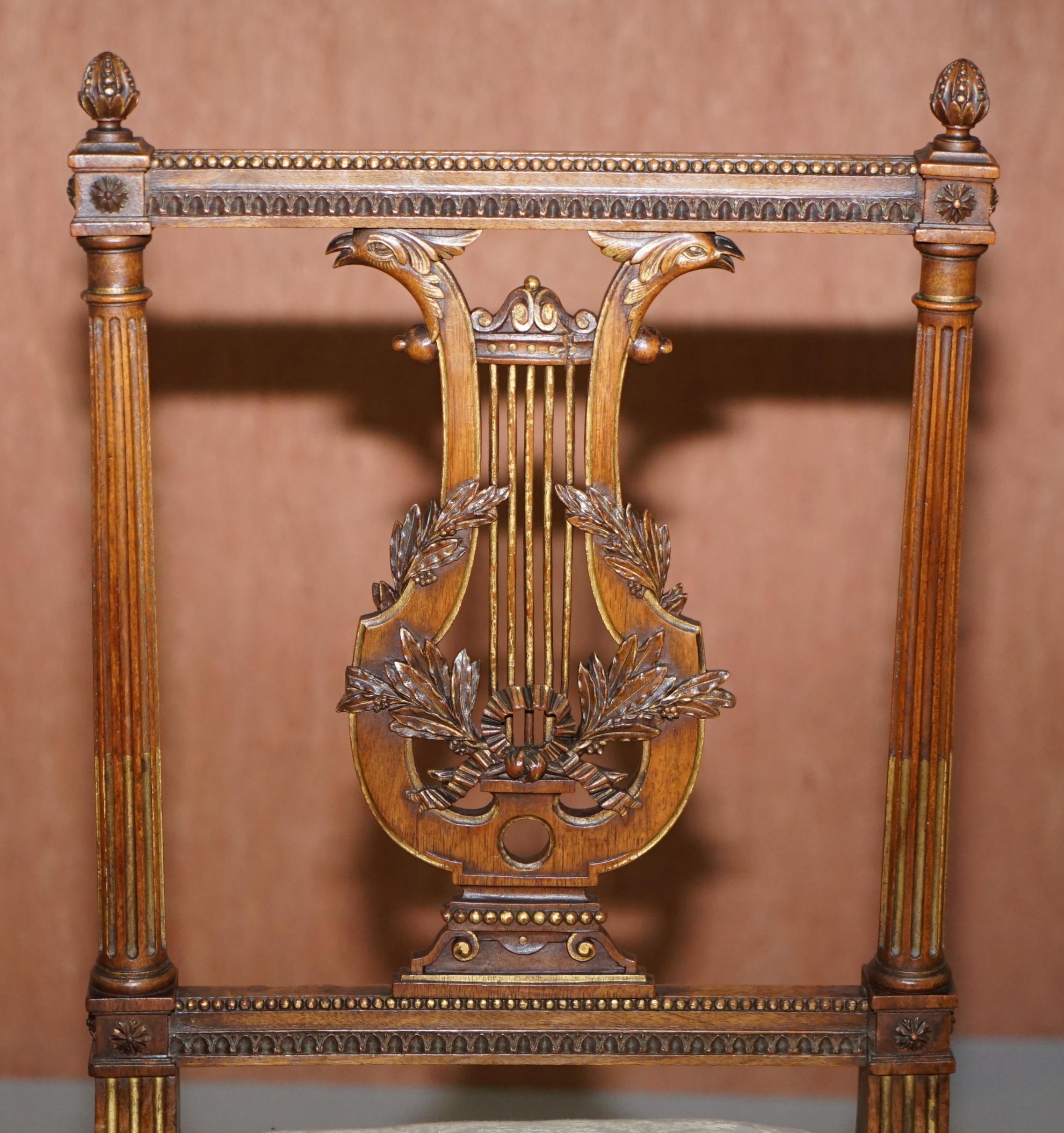 Verziertes Paar bedeutender handgeschnitzter Beistellstühle aus vergoldetem Holz mit Phoenix Harp (20. Jahrhundert) im Angebot