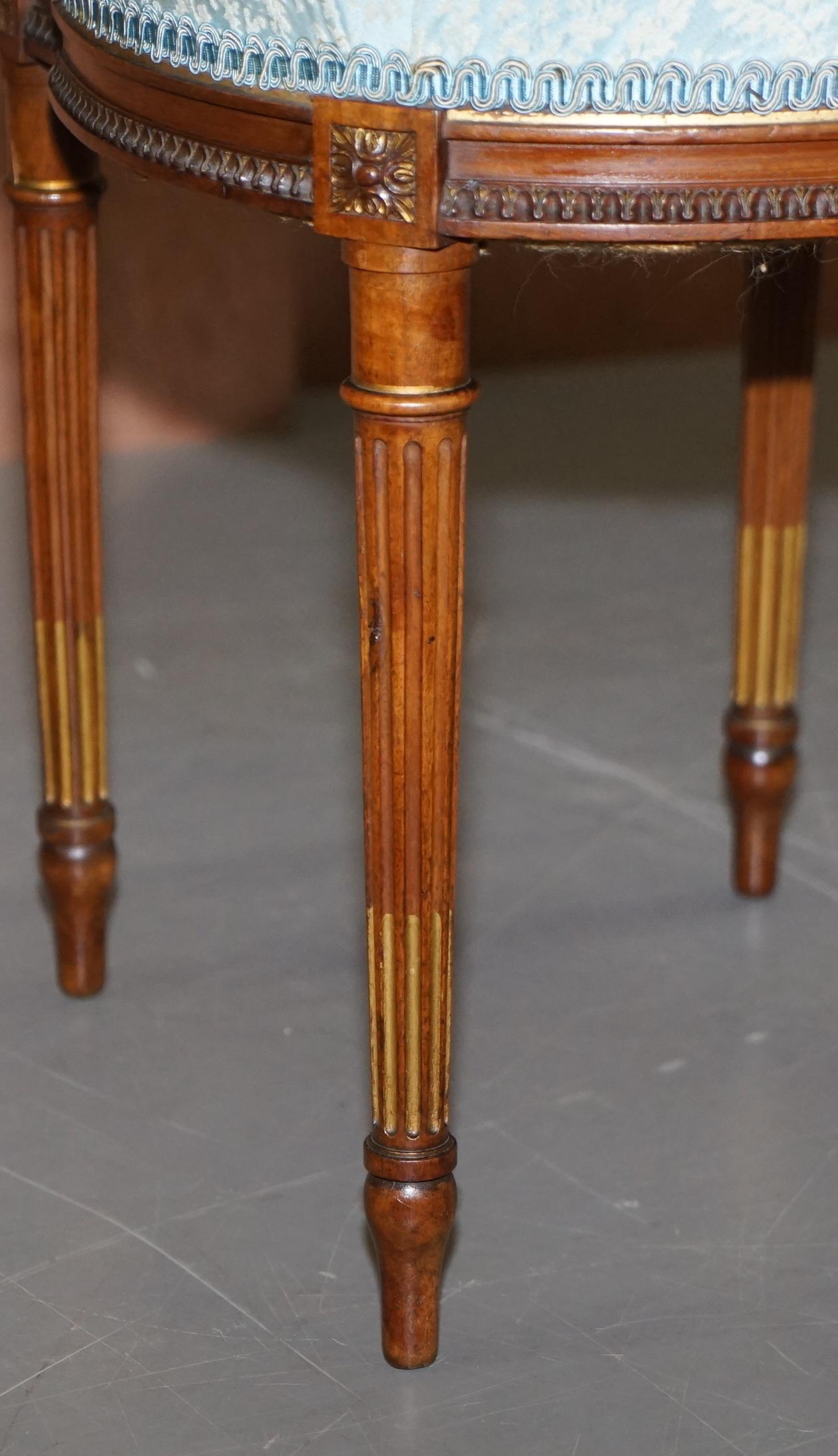 Verziertes Paar bedeutender handgeschnitzter Beistellstühle aus vergoldetem Holz mit Phoenix Harp im Angebot 1