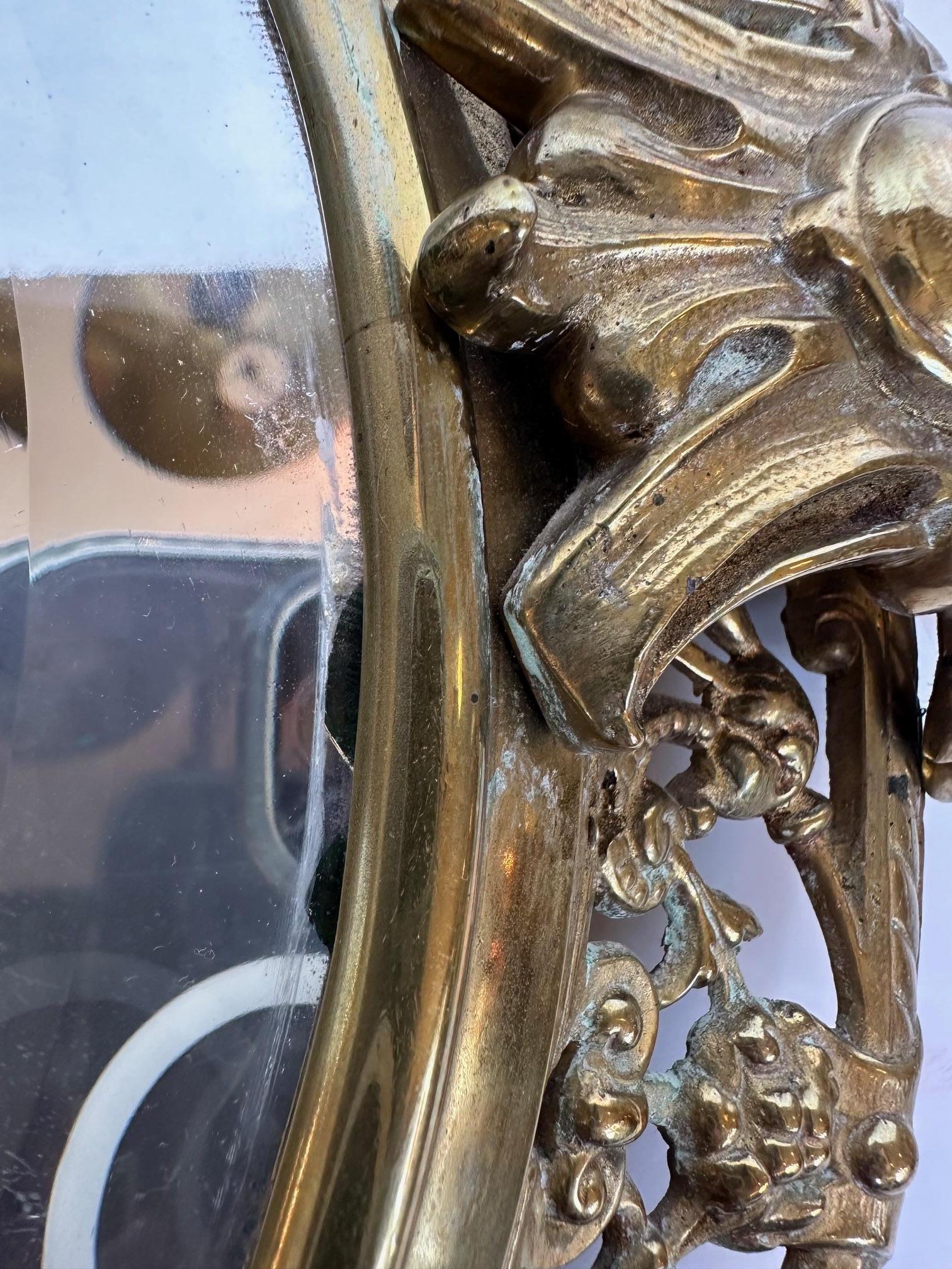 Paire de miroirs biseautés ornés en laiton italien Bon état - En vente à Hopewell, NJ