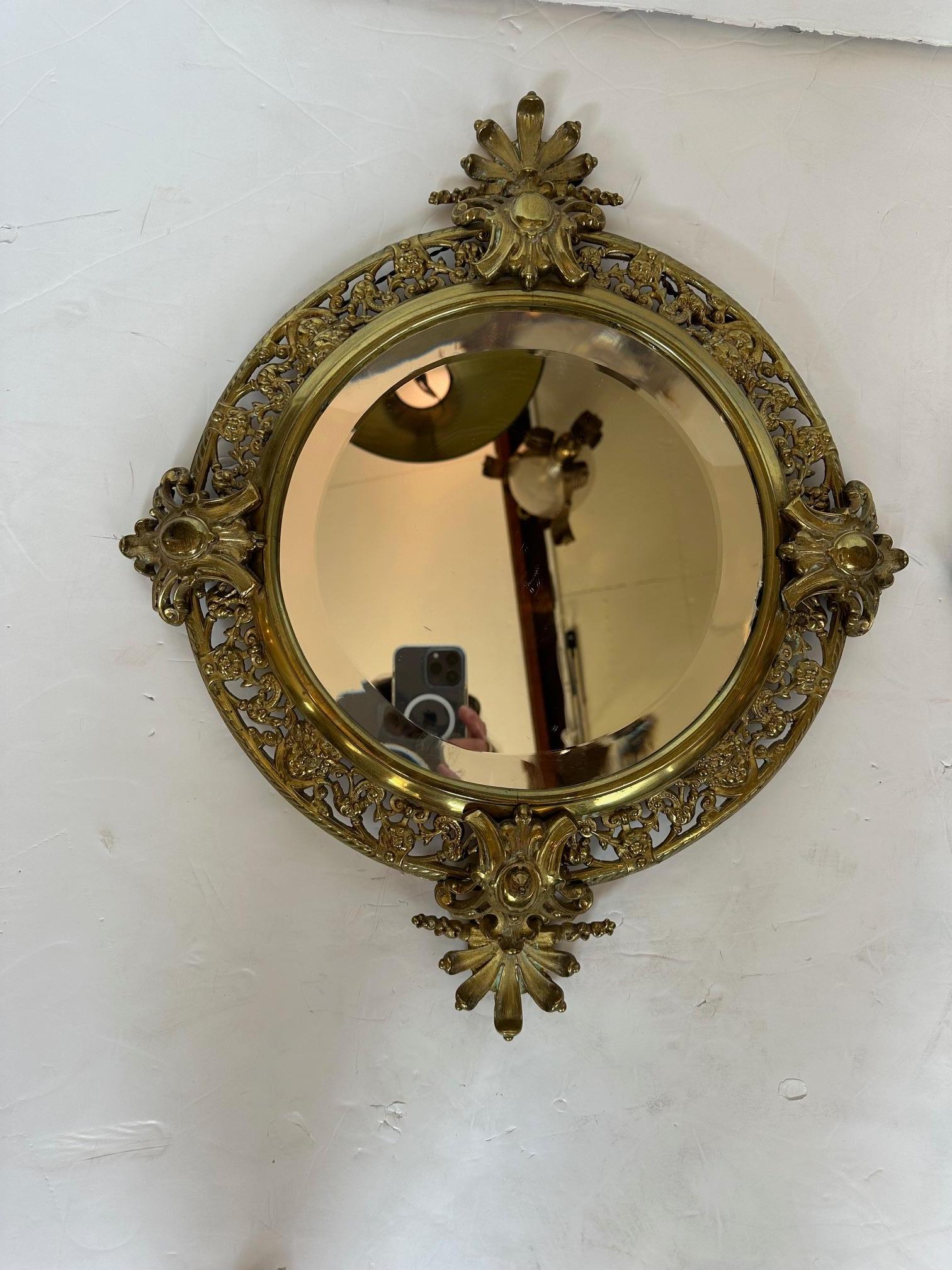 Milieu du XXe siècle Paire de miroirs biseautés ornés en laiton italien en vente